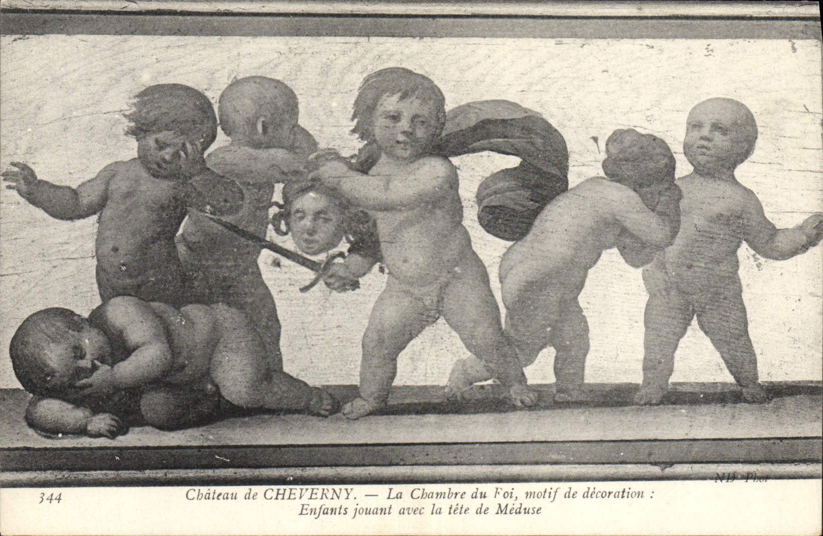 Château de CHEVERNY — La Chambre du Foi, motif de décoration : Enfants jouant avec la tête de Méduse