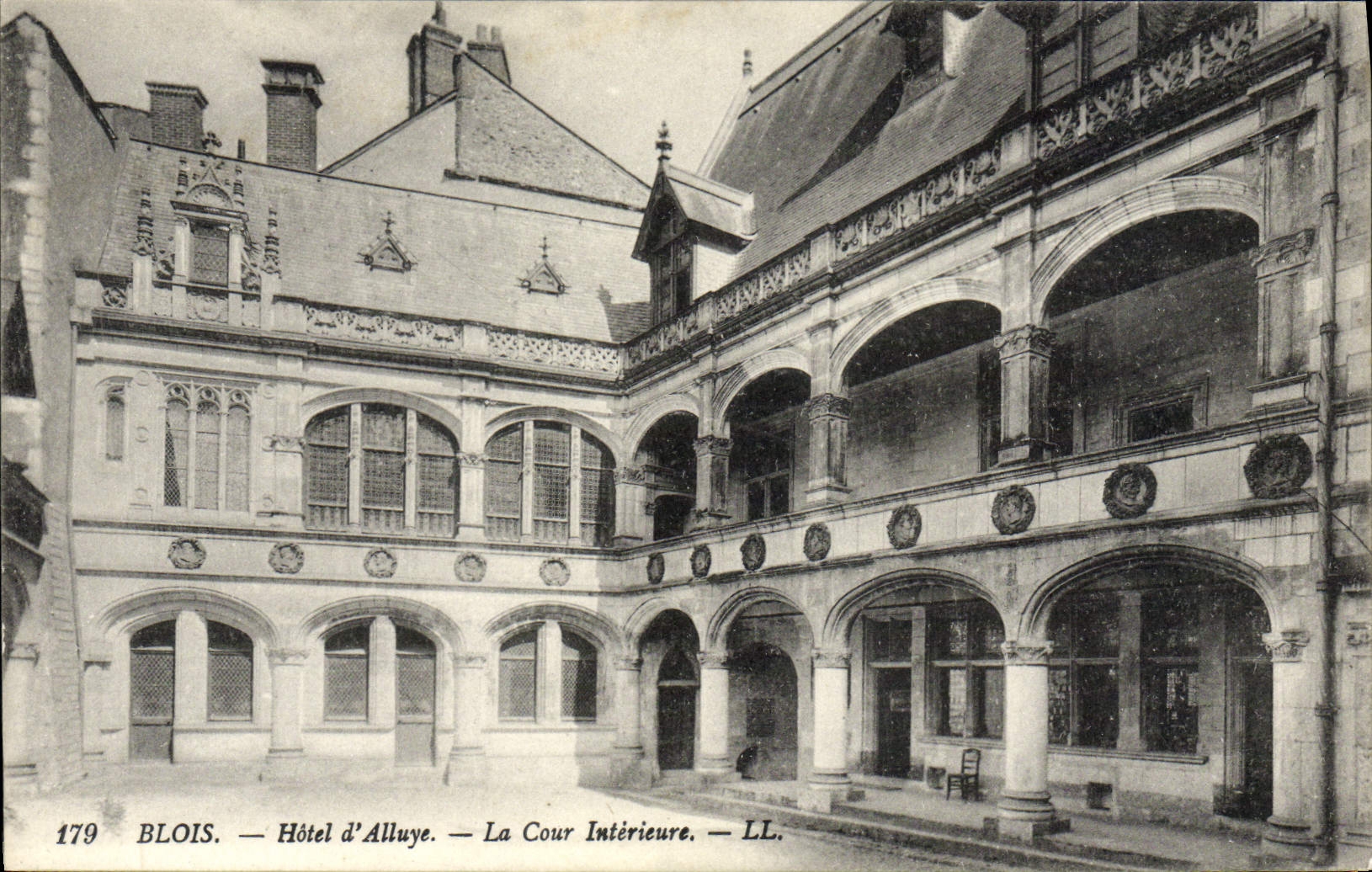 CPA Blois Hotel D'Alluye La Cour Interieure