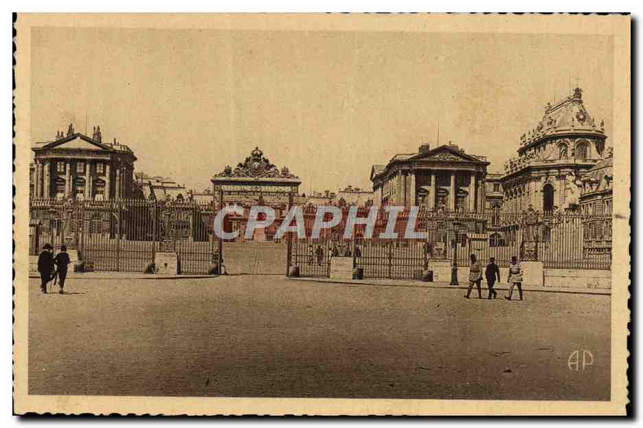 CPA Versailles Entree du Chateau et la chapelle