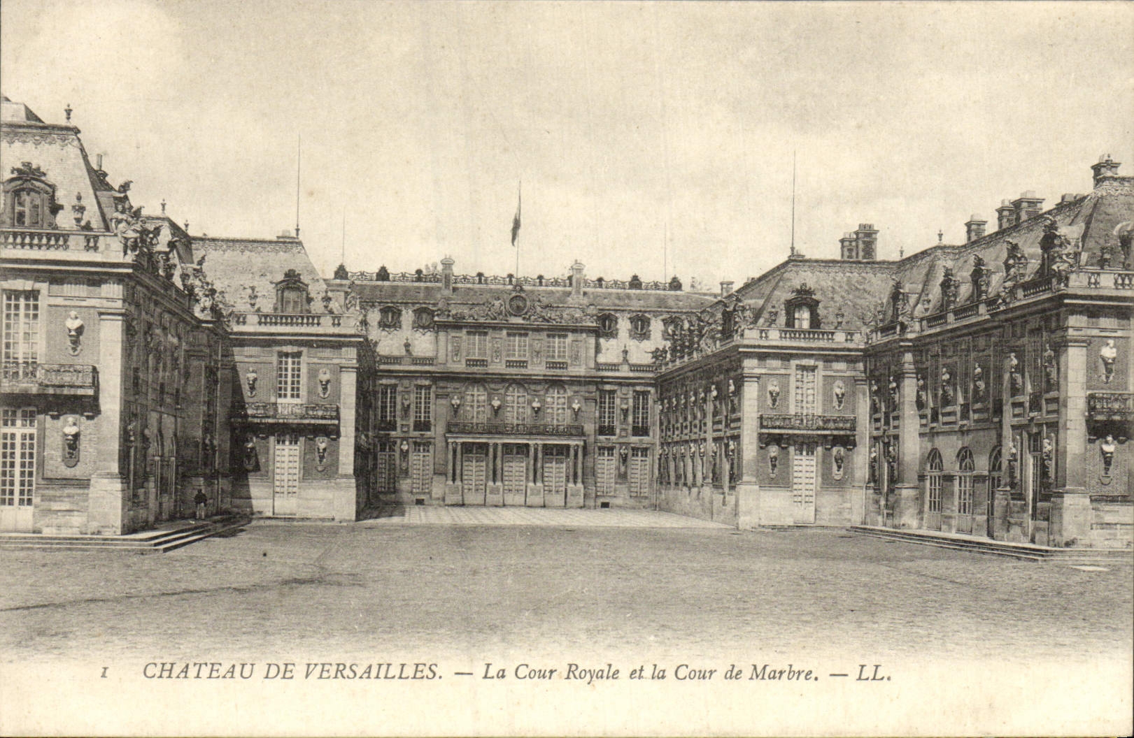 Château de Versailles — La Cour Royale et la Cour de Marbre — LL.