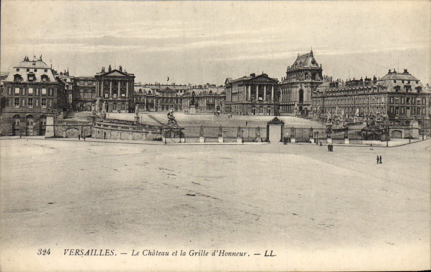 CPA Versailles Chateau et la Grille d'Honneur