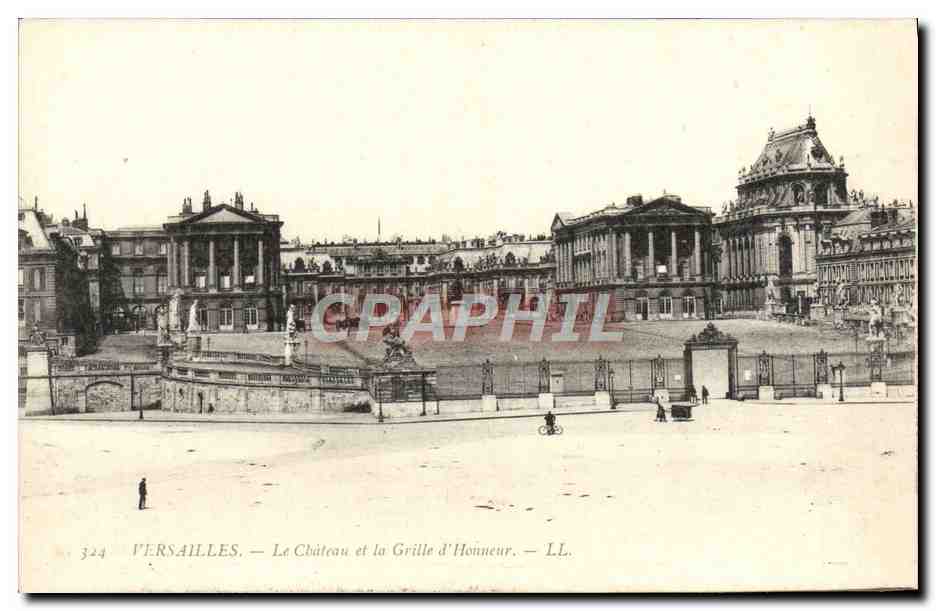 CPA Versailles Le Chateau et la grille d'honneur