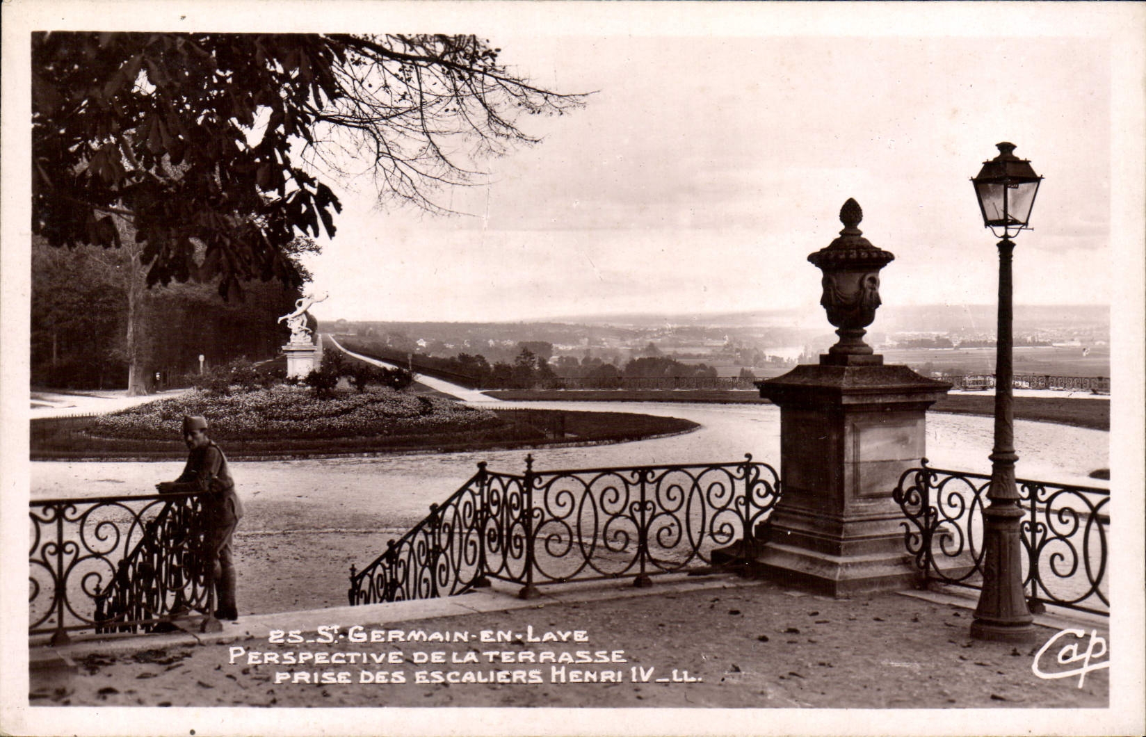Saint-Germain-en-Laye — Perspective de la terrasse, prise des escaliers Henri IV — Cap