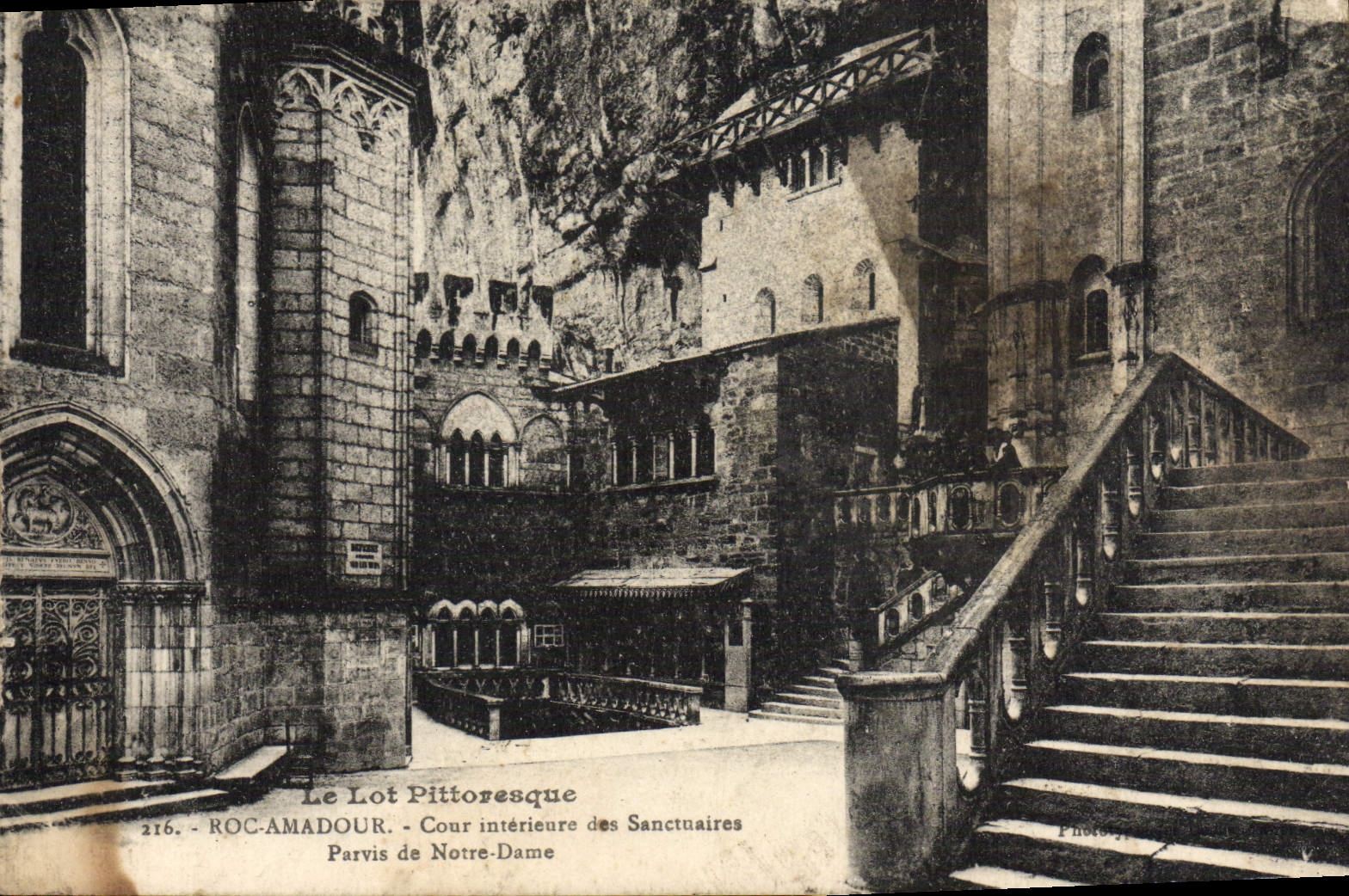 Rocamadour — Cour intérieure des Sanctuaires — Parvis de Notre-Dame — Photo 7