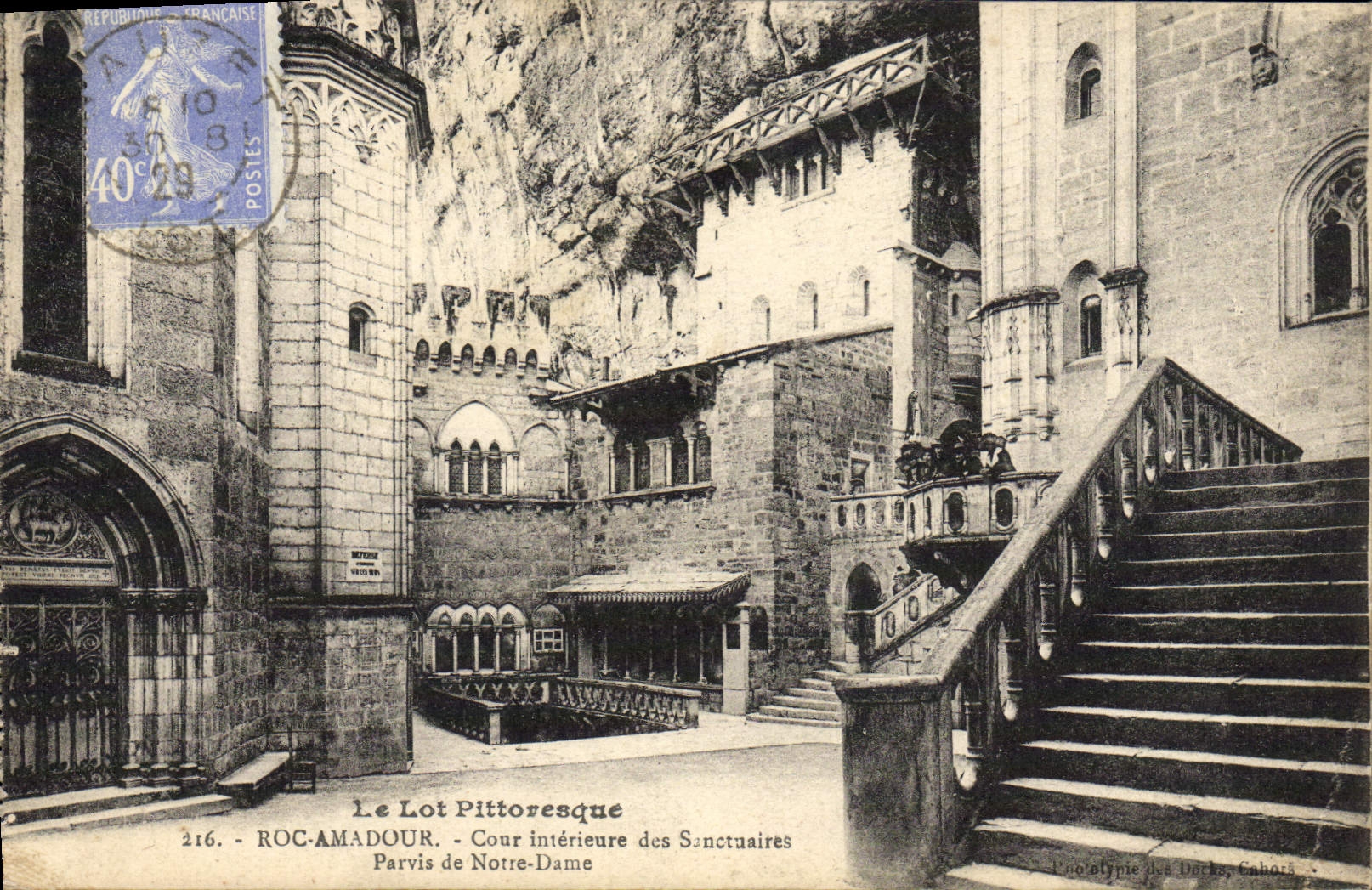 Rocamadour — Cour intérieure des Sanctuaires — Parvis de Notre-Dame — Éditeur : L'École des Arts, Cahors — N° 216