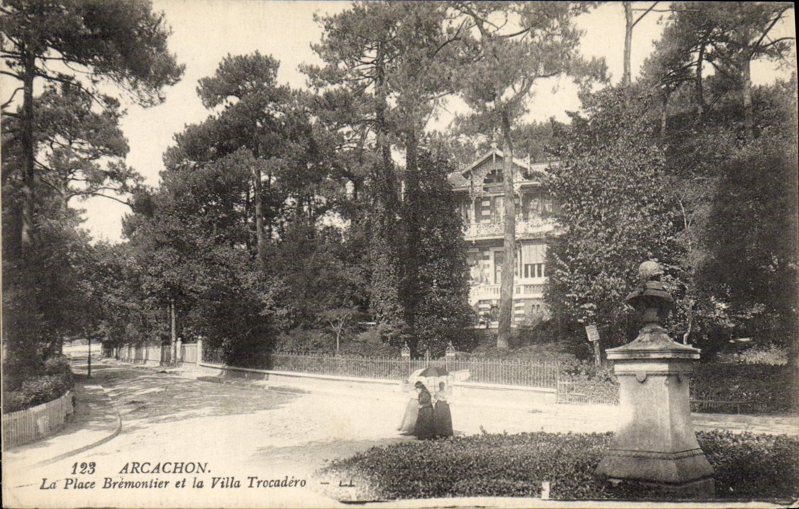 Arcachon — La Place Brémontier et la Villa Trocadéro — Imp. Levy Fils, Paris