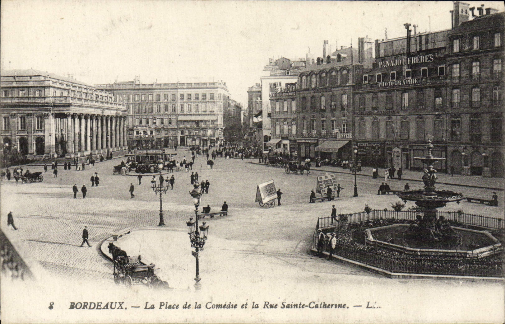 Bordeaux — La Place de la Comédie et la Rue Sainte-Catherine — L.L.