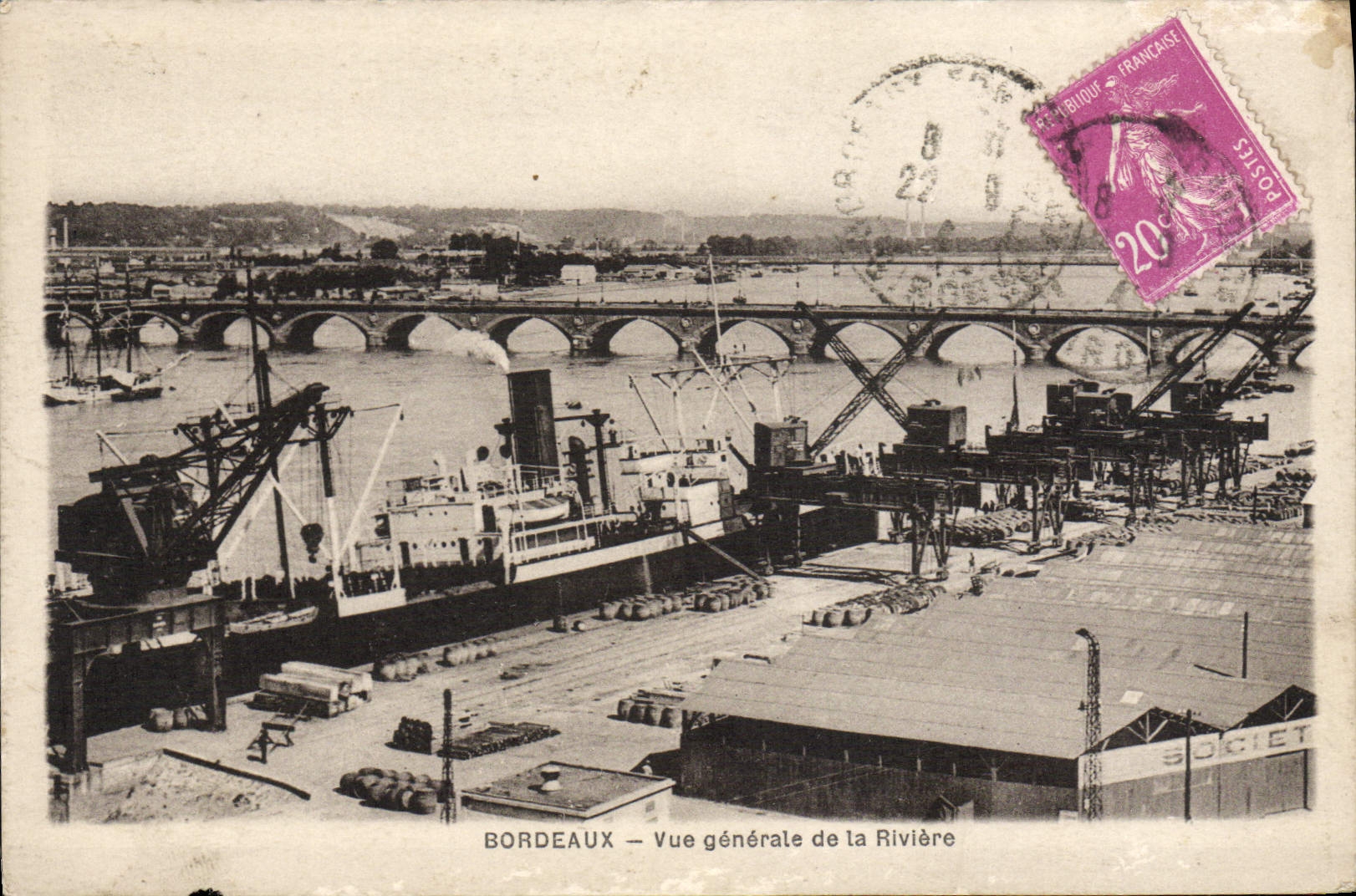 CPA Bordeaux Vue Generale de la Riviere Bateau