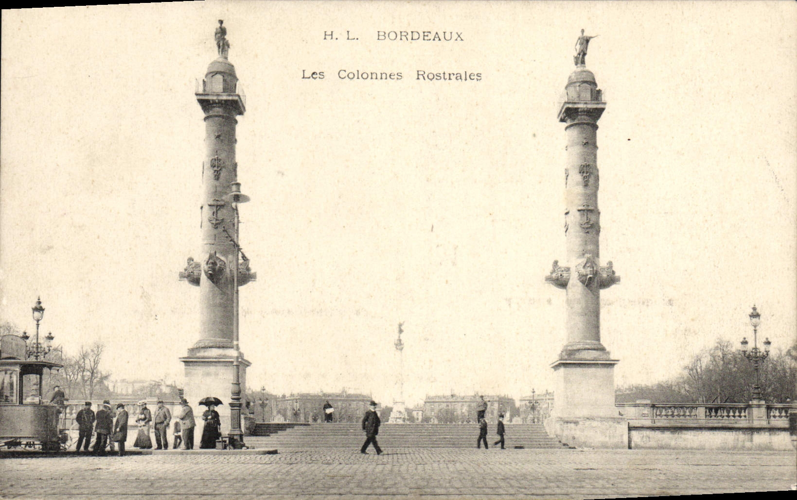 CPA Bordeaux Les Colonnes Rostrales Tramway