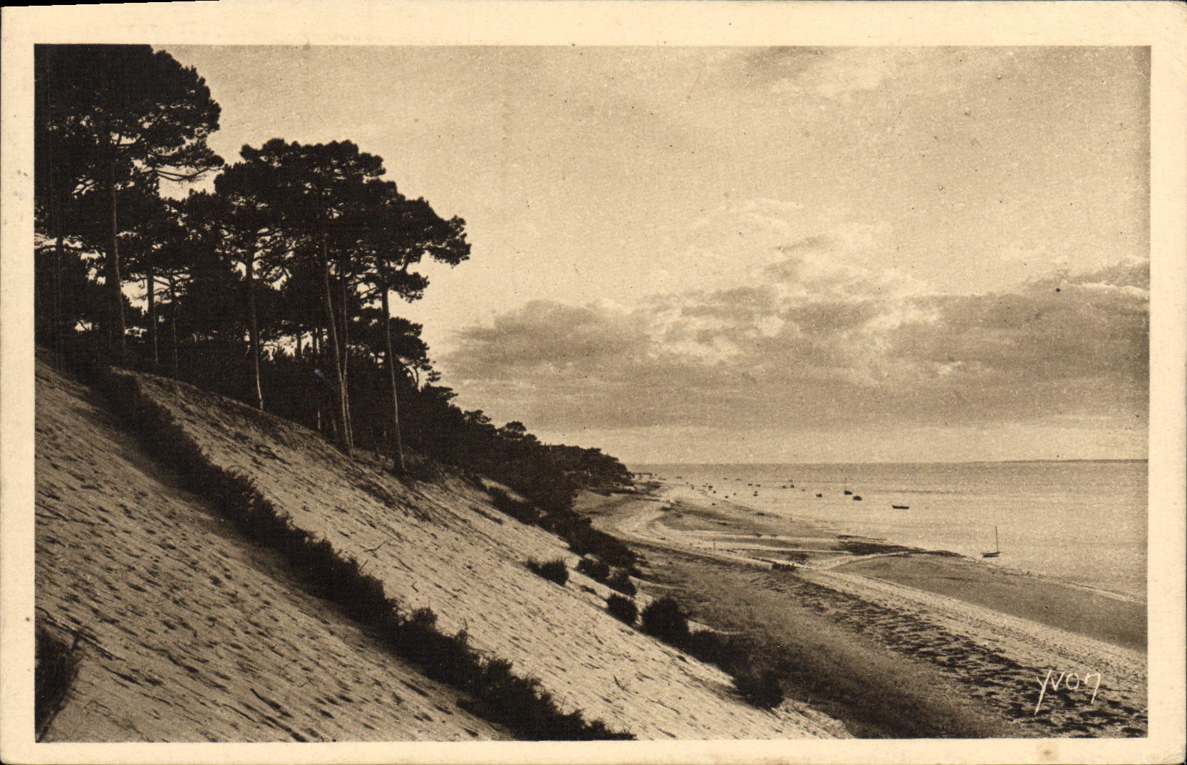 CPA Le Moulleau Les grandes dunes des Abatilles avec vue sur les passes du bassin d'Arcachon 