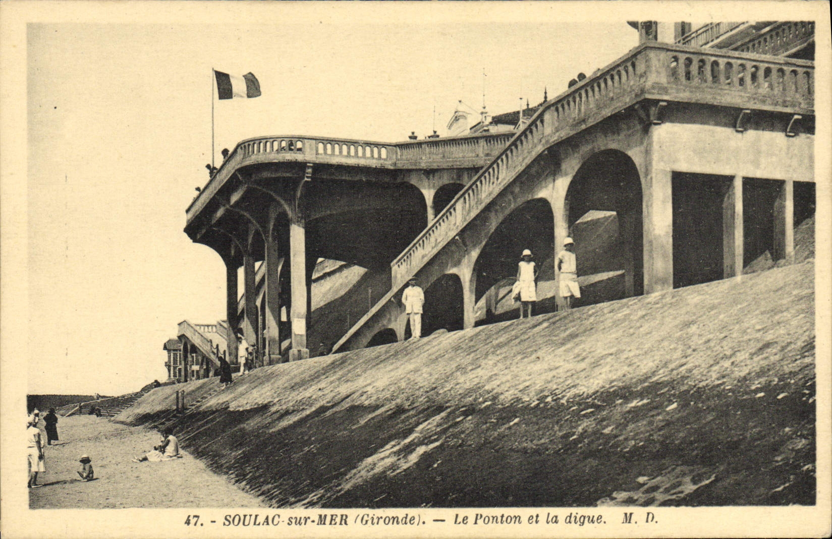 CPA Soulac sur Mer Le Ponton et la Digue
