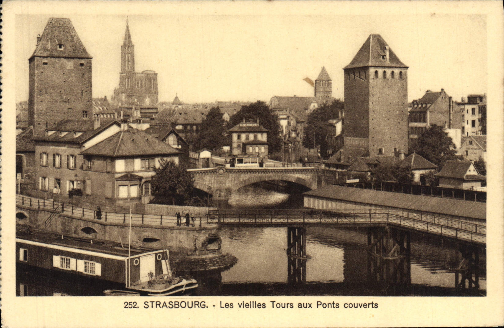 CPA Strasbourg Les Vieilles Tours aux Ponts Couverts Bateau Peniche