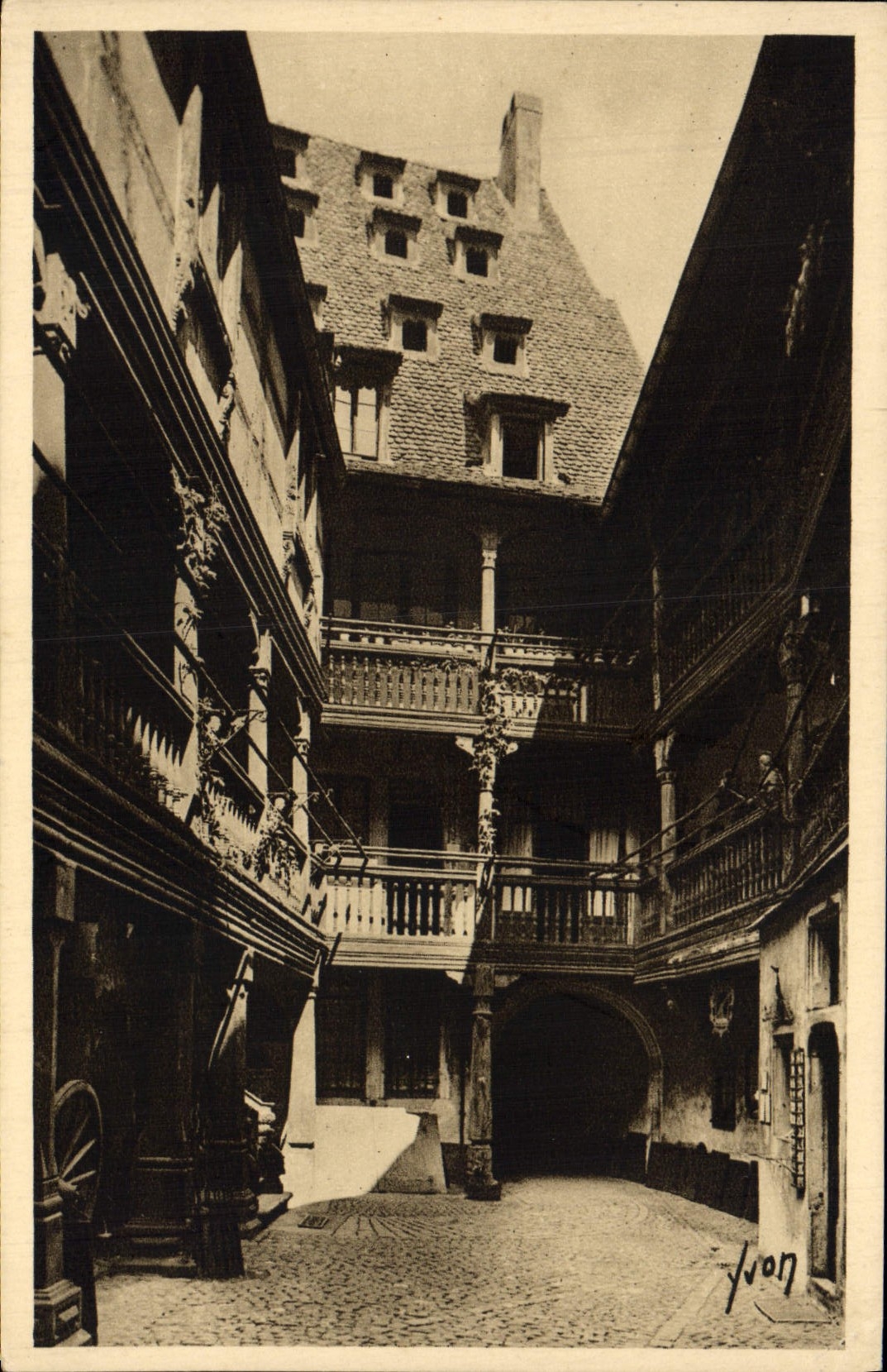 CPA Strasbourg Musee alsacien Cour du corbeau 