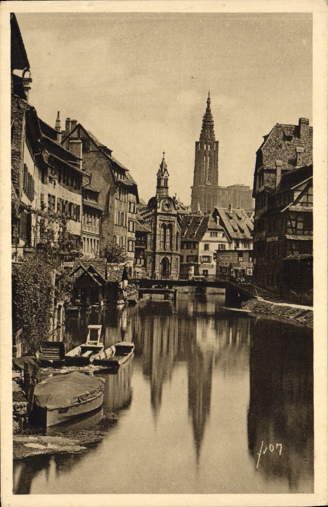 CPA Strasbourg Un Coin Pittoresque de la petite Enfance dans le fond la cathedrale