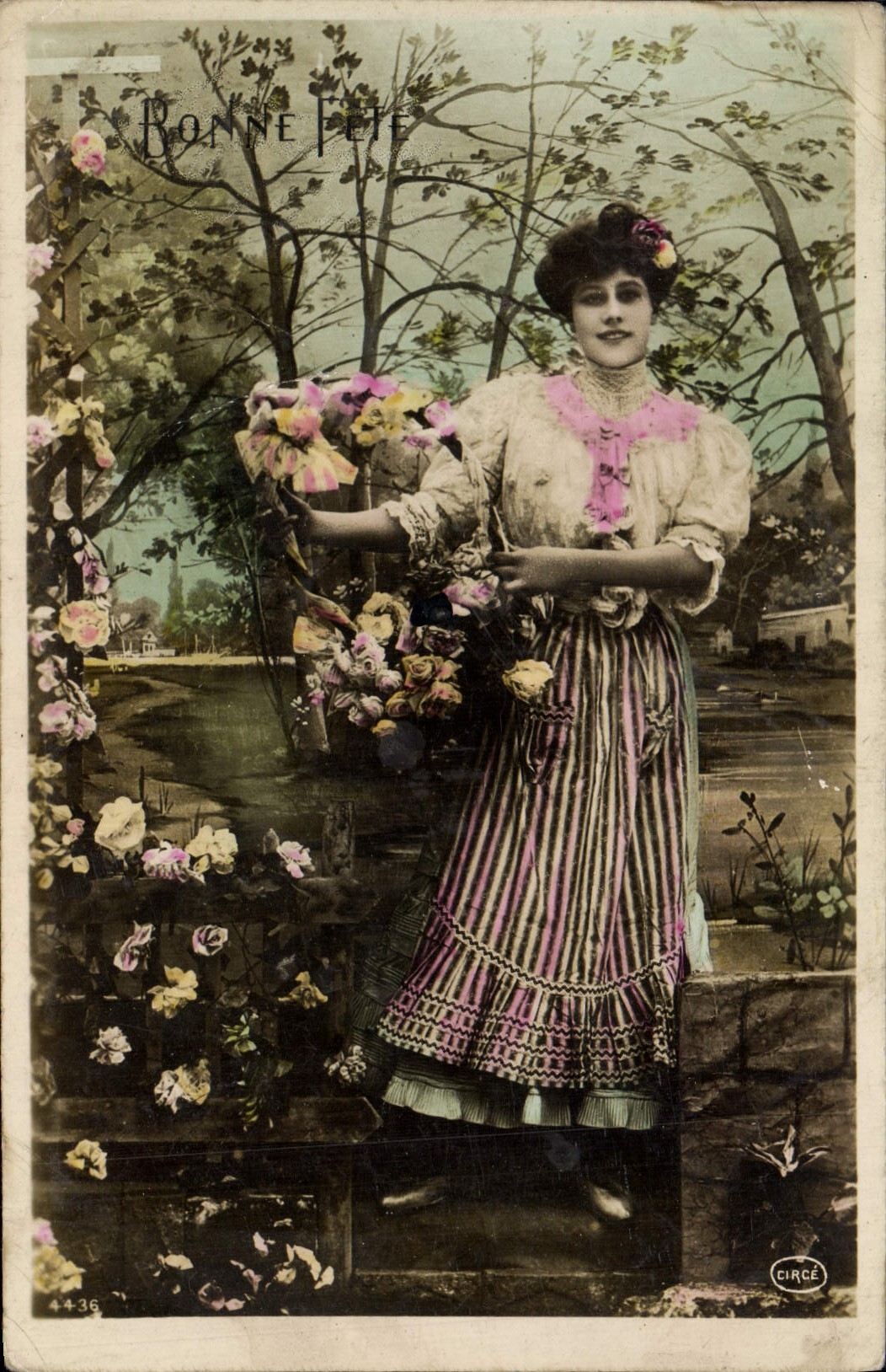 Femme en robe à rayures — décor floral — éditeur CIRCÉ, n° 4436