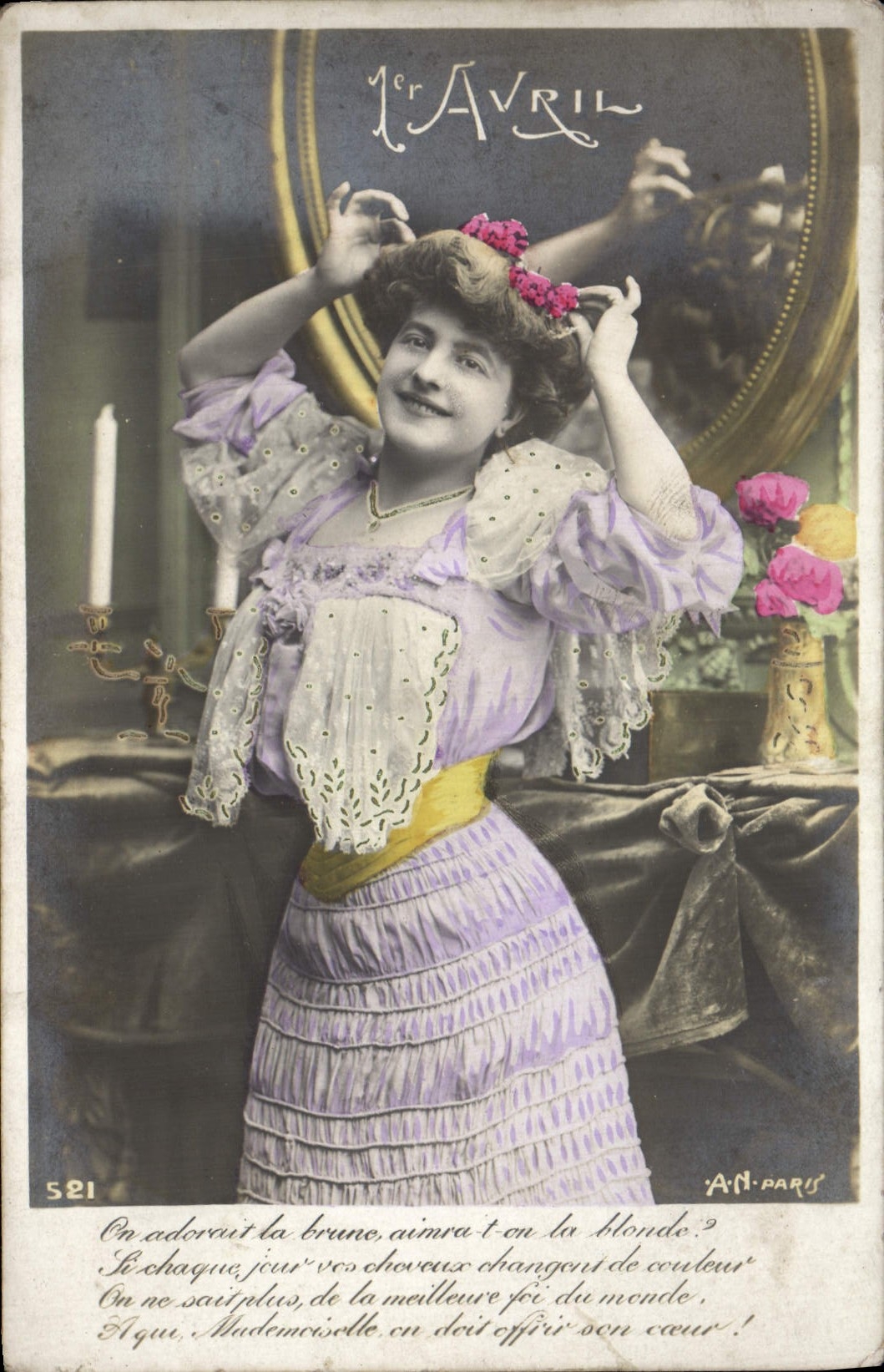 Frau in violettem Kleid — 1. April — A.N. PARIS n°521