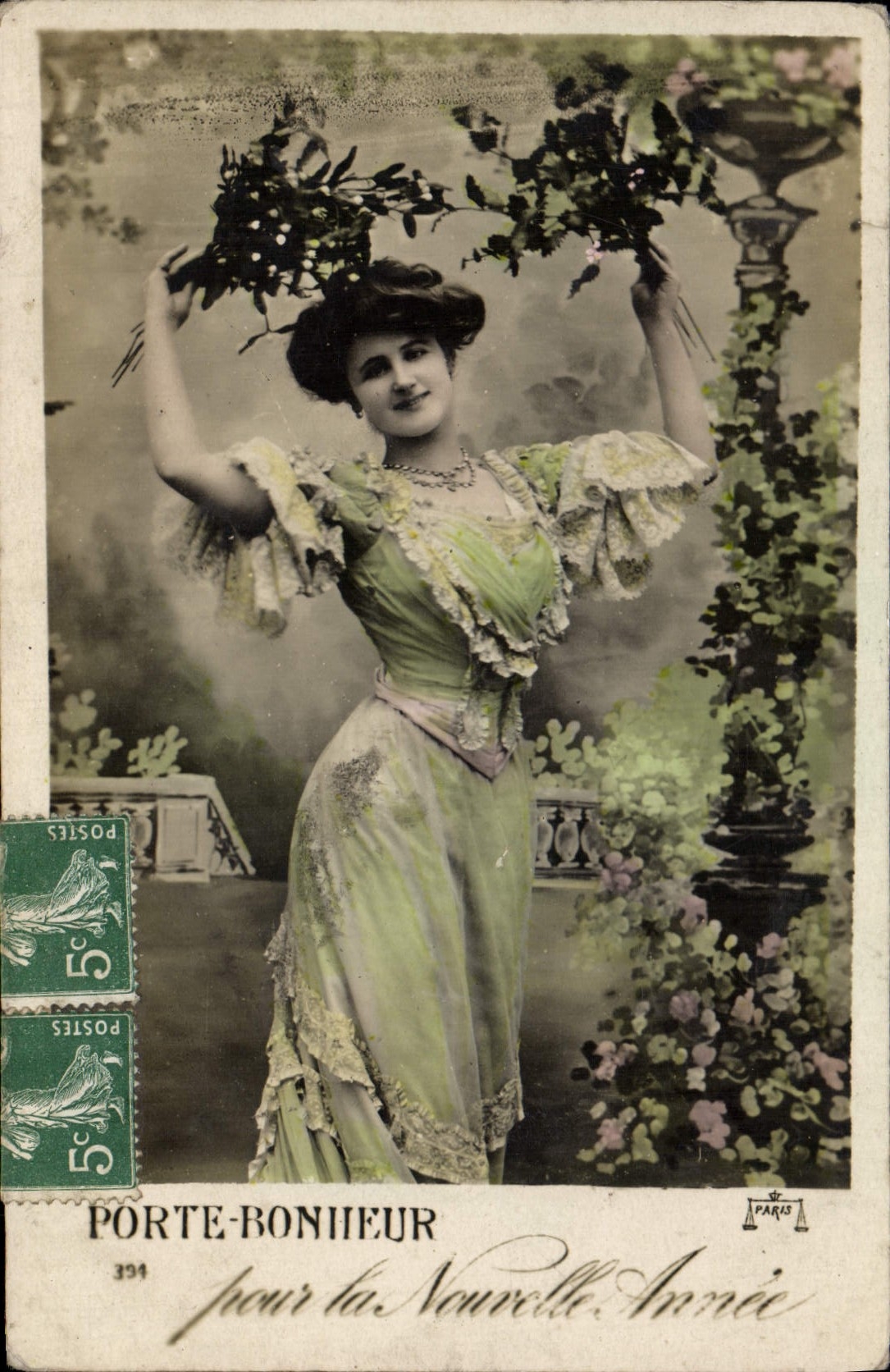 Mujer en vestido verde sosteniendo ramas — Portafortuna para el Año Nuevo — París, n°394