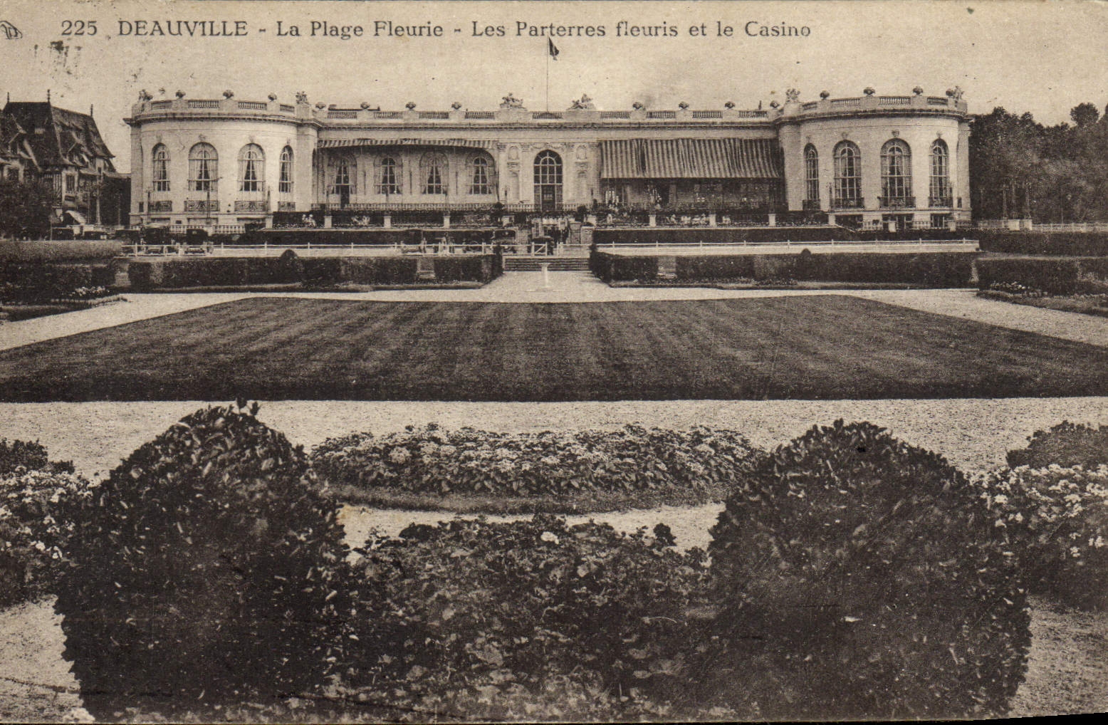 Deauville - La Plage Fleurie - Les Parterres fleuris et le Casino