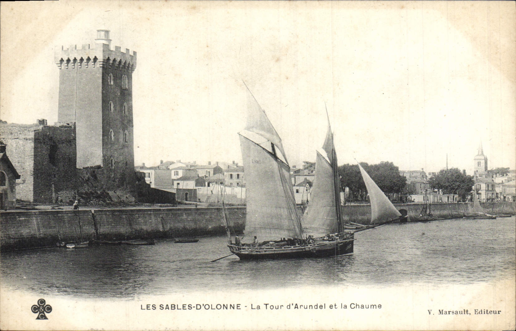 CPA Les Sables D'Olonne La Tour D'Arundel et la Chaume Bateau
