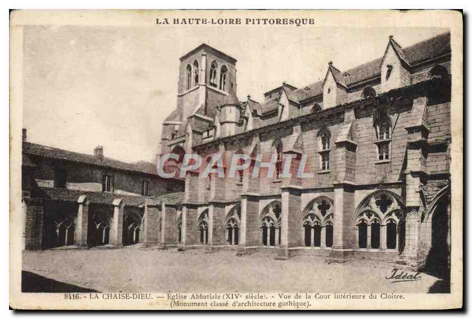 CPA La Chaise Dieu Eglise Abbatiale Vue de la cour interieure du cloitre 