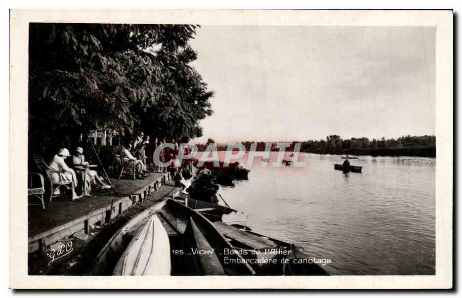 CPA Vichy Bords de l'Allier Embarcadere du canotage 
