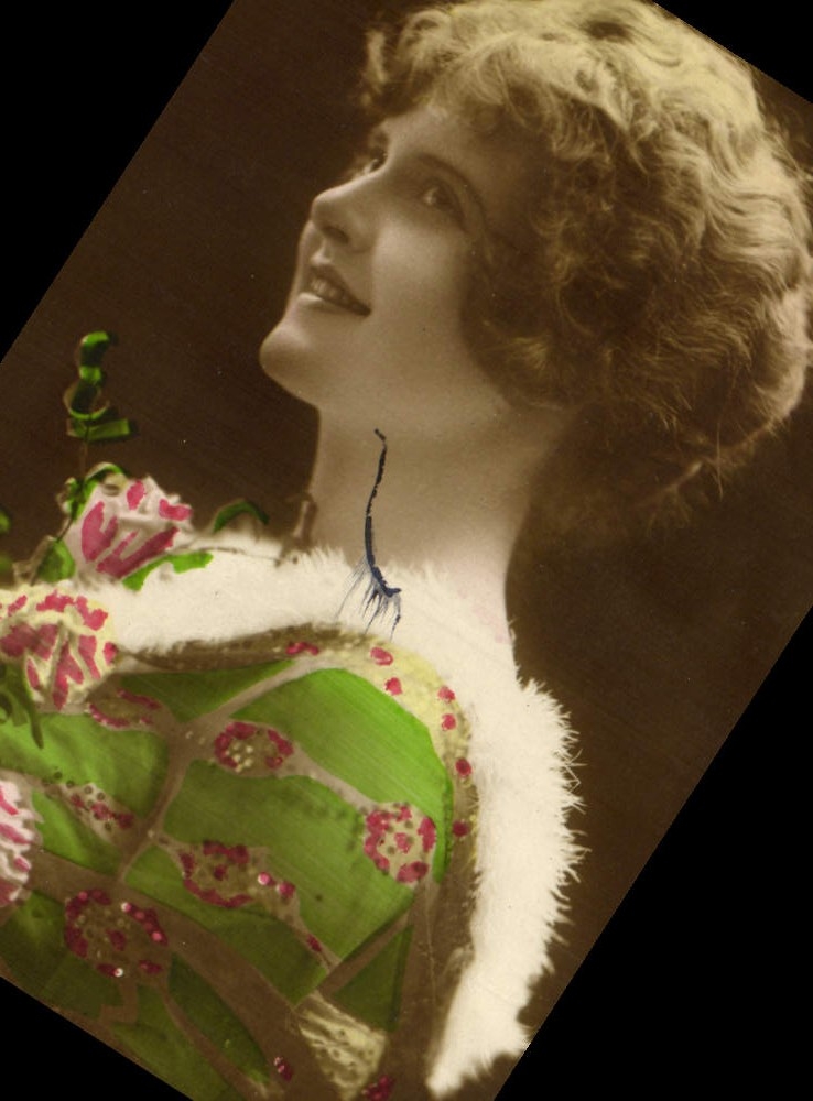 Jeune femme en robe verte à motifs — éditeur inconnu, n° de série non visible