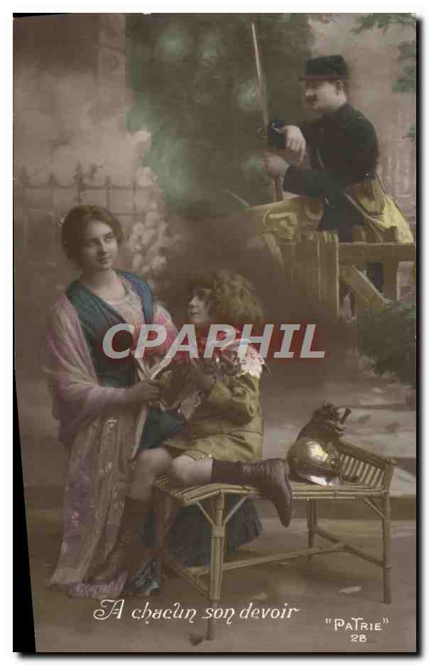 CPA Fantaisie Femme Enfant Soldat Militaria