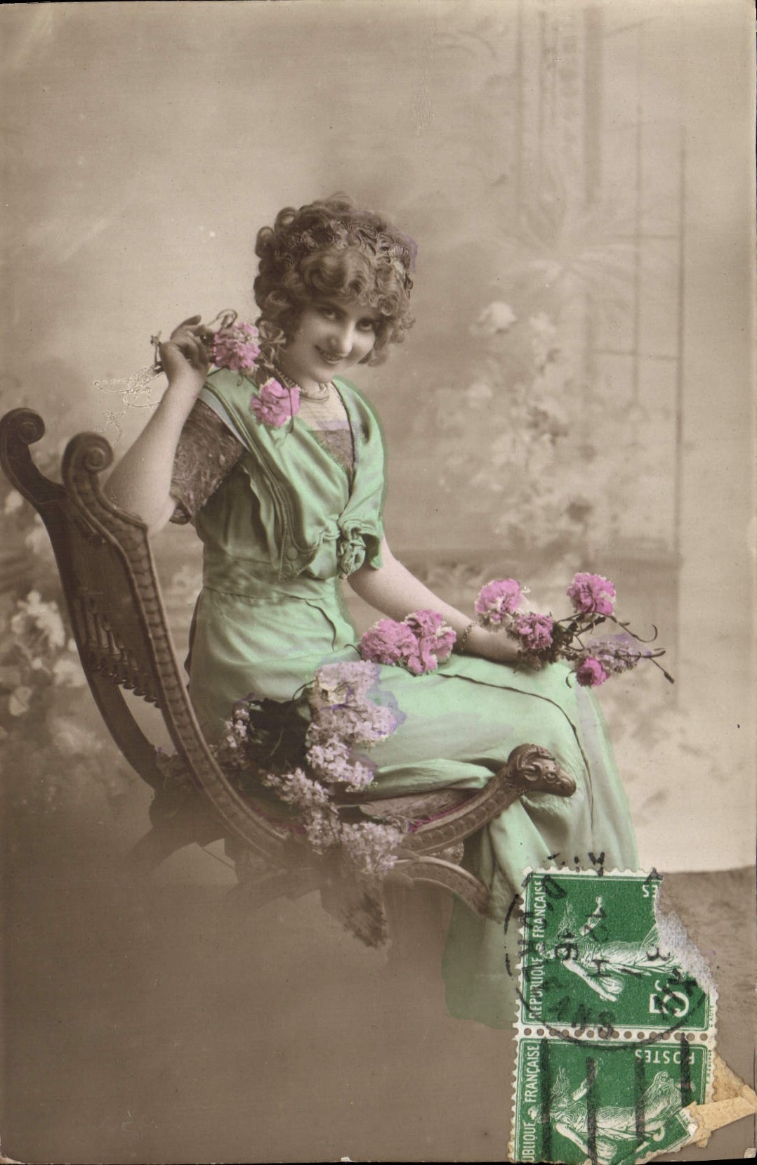 Jeune femme en robe verte — avec fleurs — éditeur Bibou, n° 248