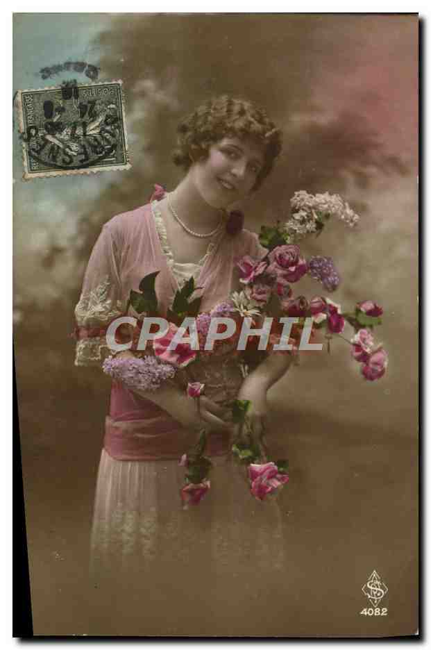 Jeune femme en robe rose tenant un bouquet — éditeur S. & C. n° 4082