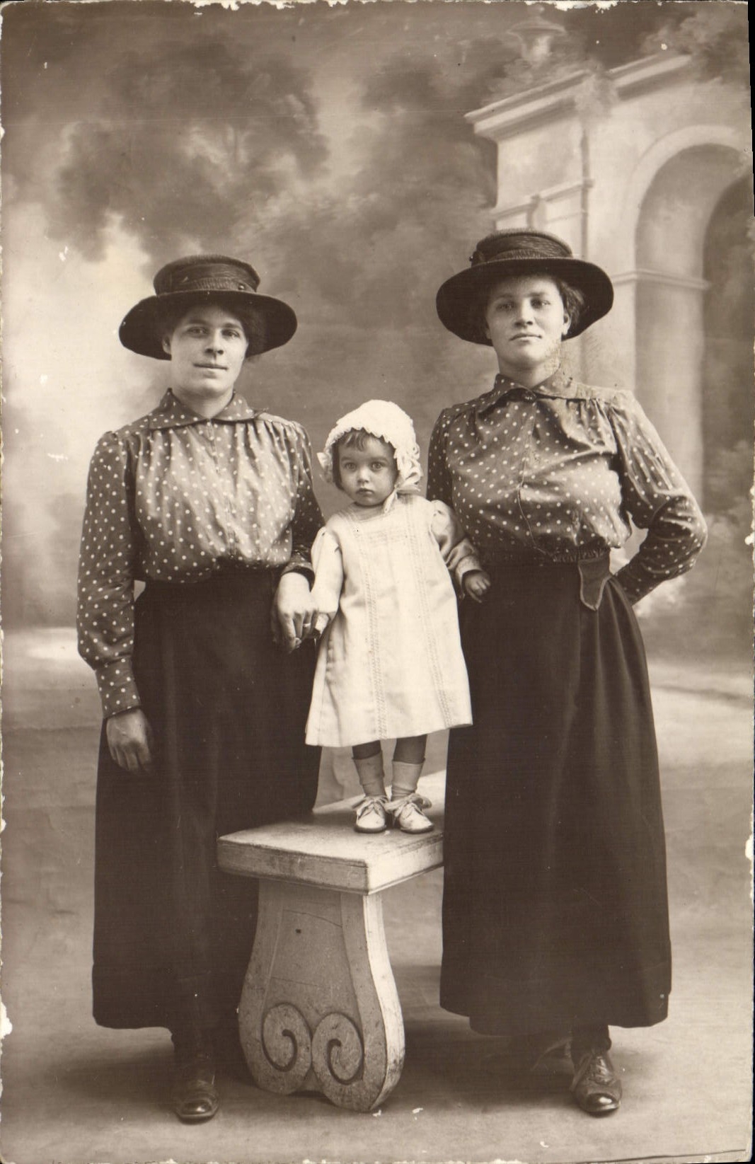 Deux femmes et une petite fille — studio photographique — sans éditeur ni numéro visible