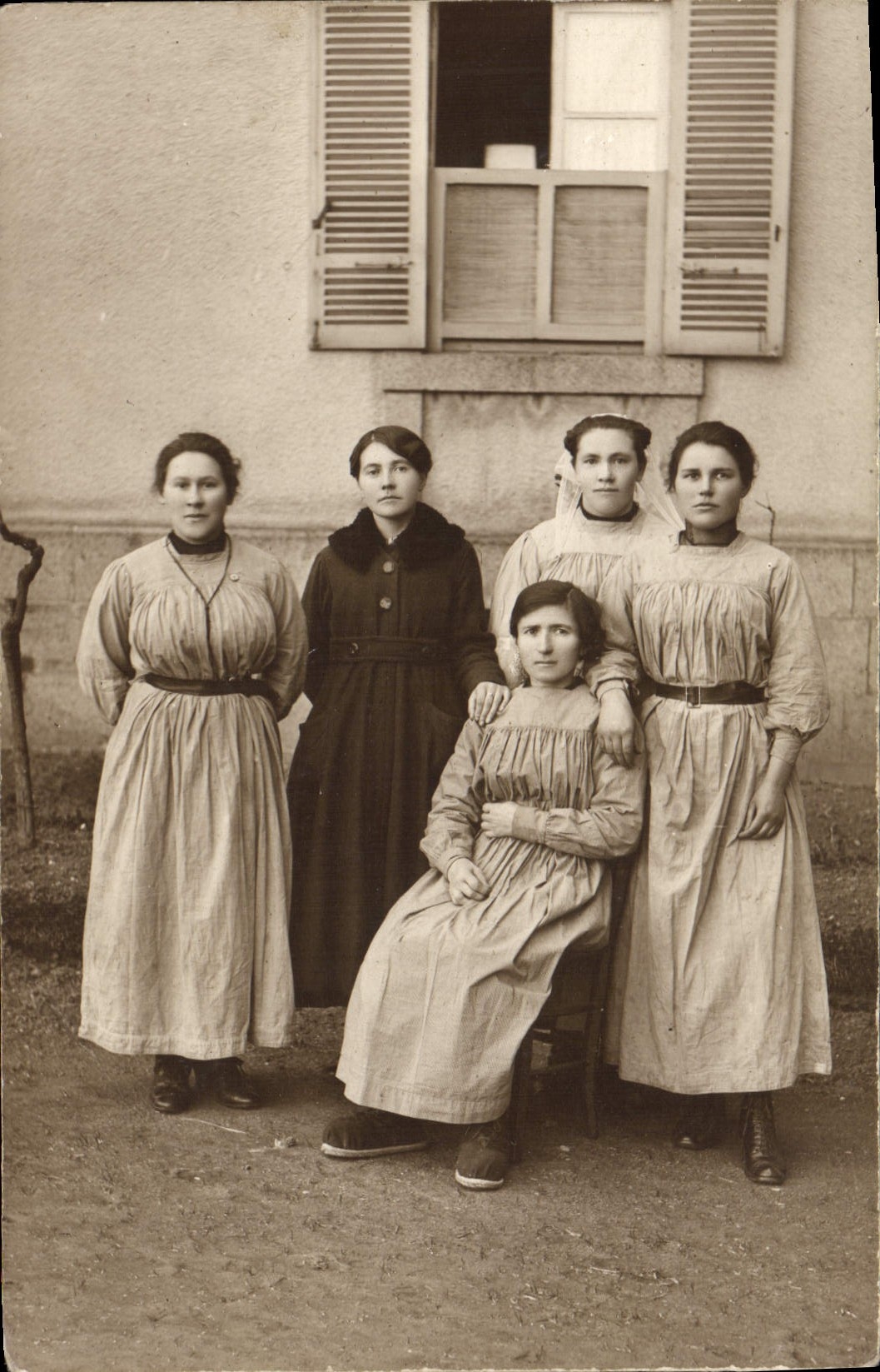 Cinq femmes — pose en extérieur — CPAPHIL n° 12345