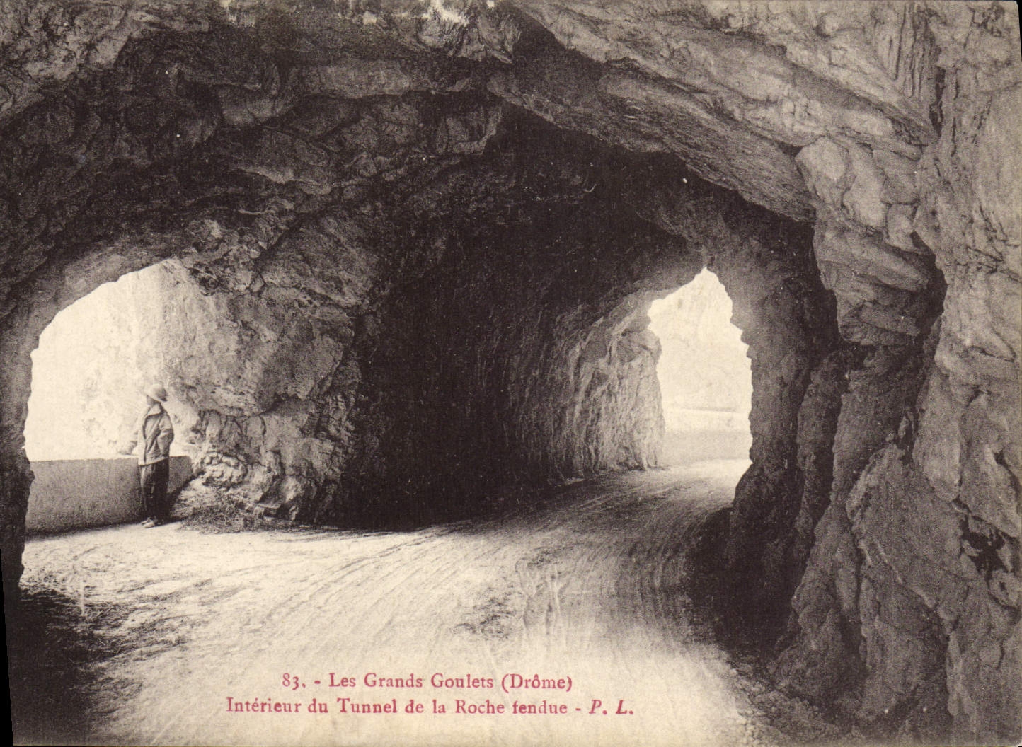 CPA Le Drome Goulets Interieur Du Tunnel de la roche fendue 