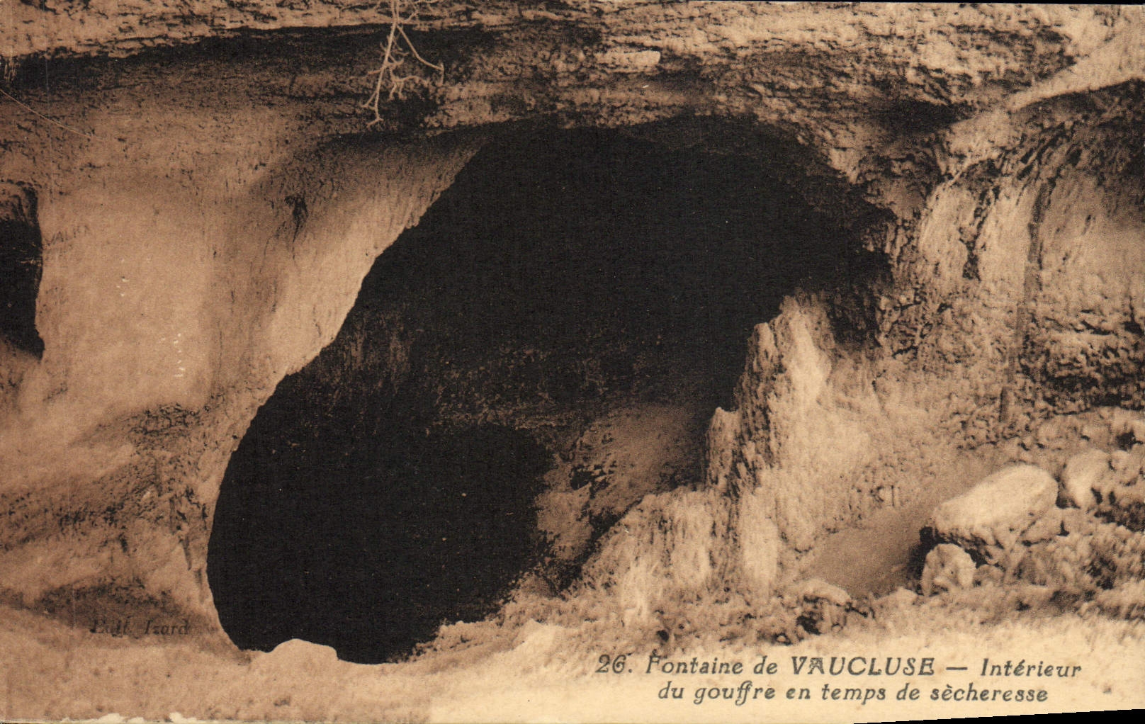 Fontaine de VAUCLUSE — Intérieur du gouffre en temps de sécheresse — P. Leaard, n°26