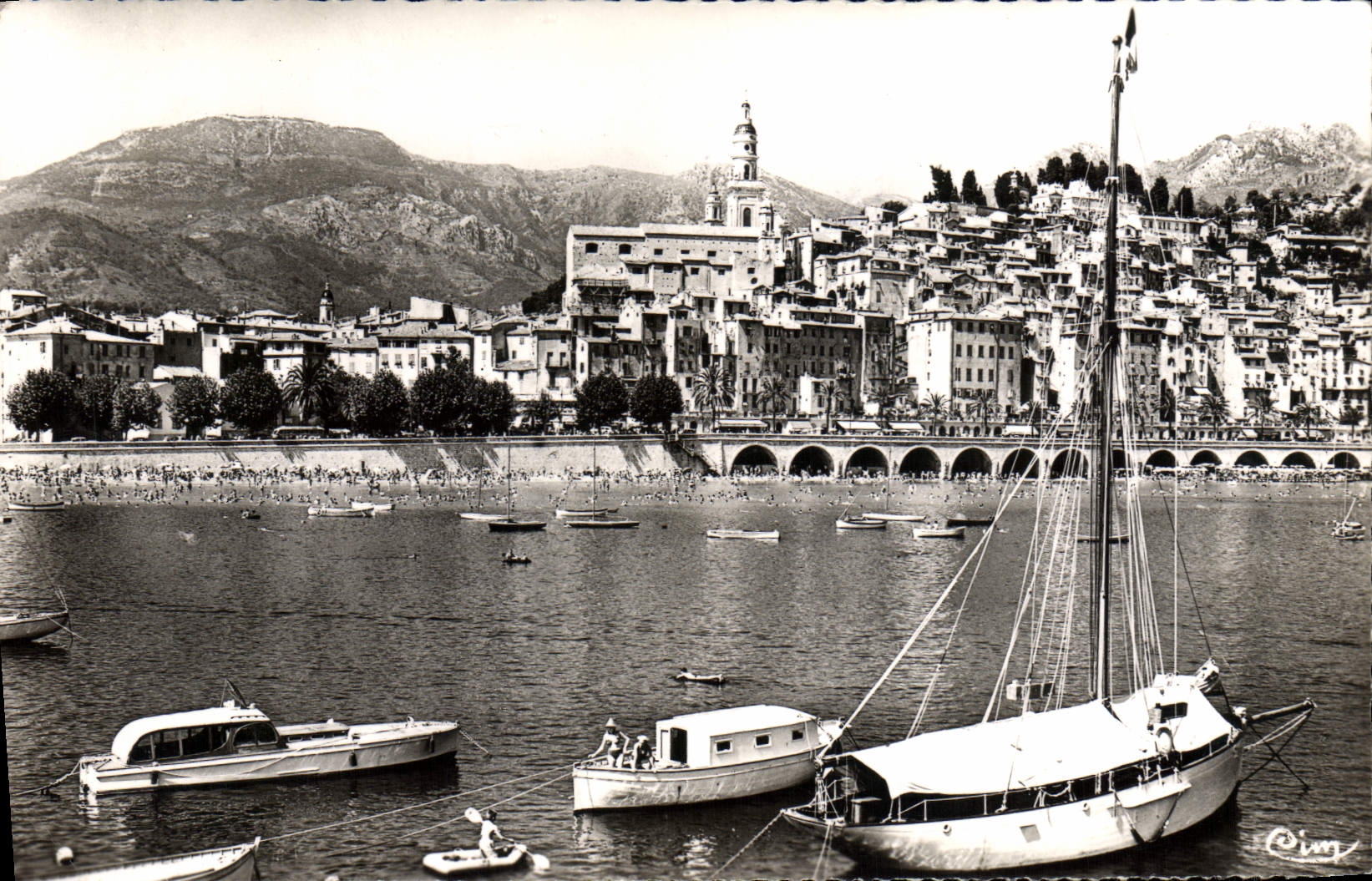 CPM Menton La vieille ville et le port Bateaux
