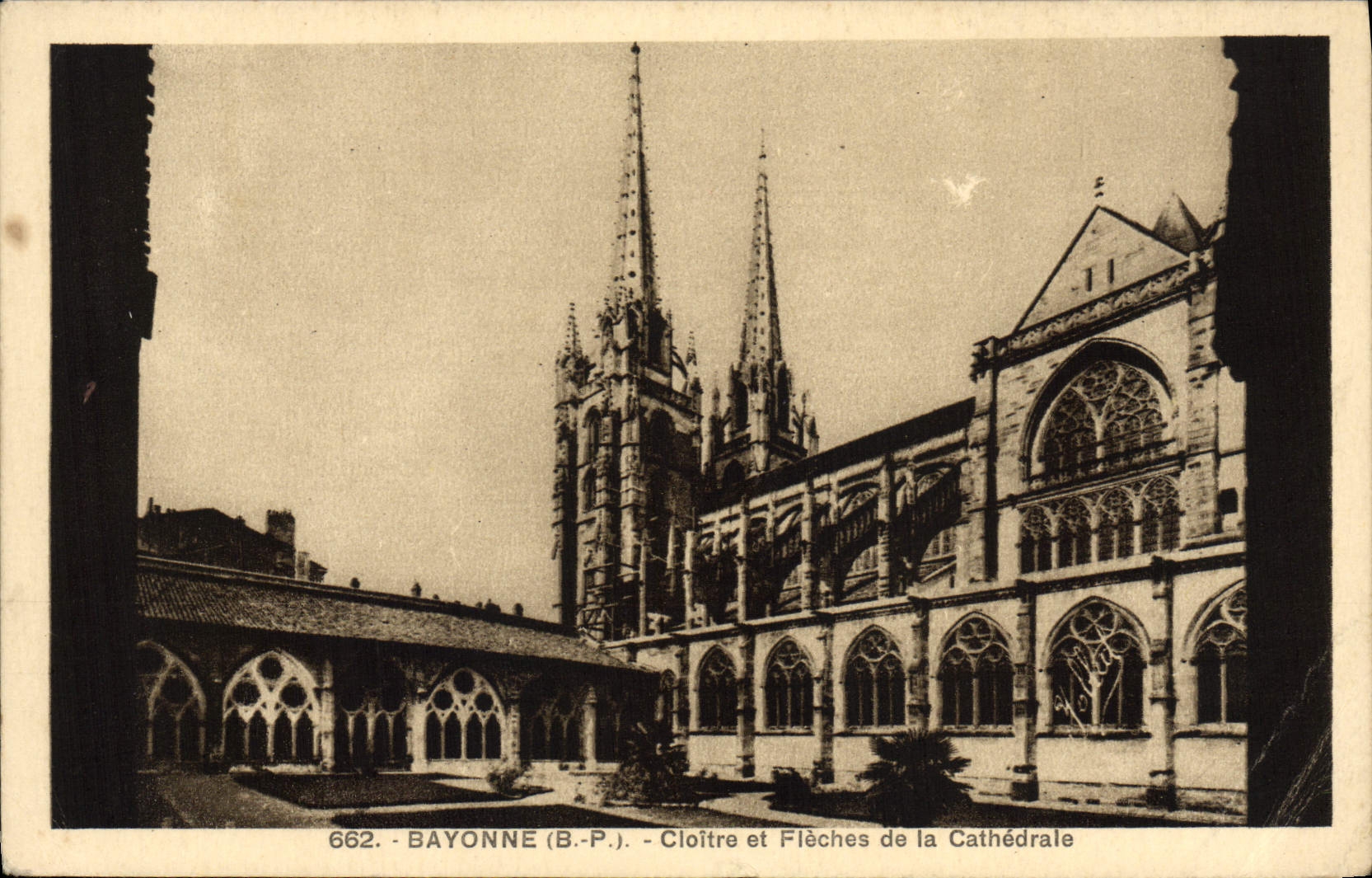 Bayonne (B.P.) - Cloître et Flèches de la Cathédrale