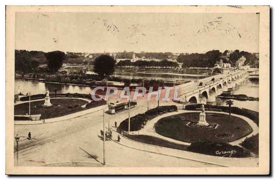 CPA Tours Les Squares Rabelais et Descartes et le pont sur la Loire