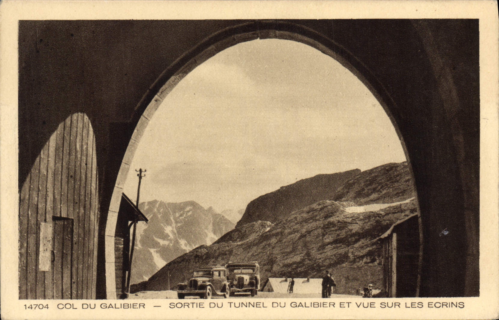 CPA Col Du Galibier Sortie Du Tunnel Du Galibier Et Vue Sur Les Ecrins Automobile