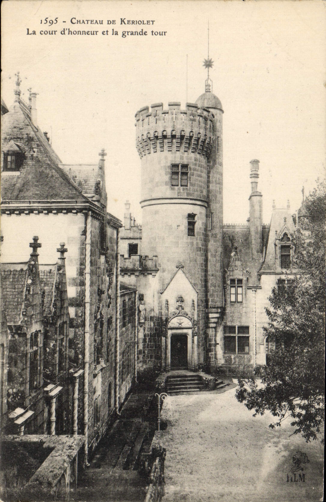 CPA Chateau De Keriolet La Cour D'honneur Et La Grande Tour