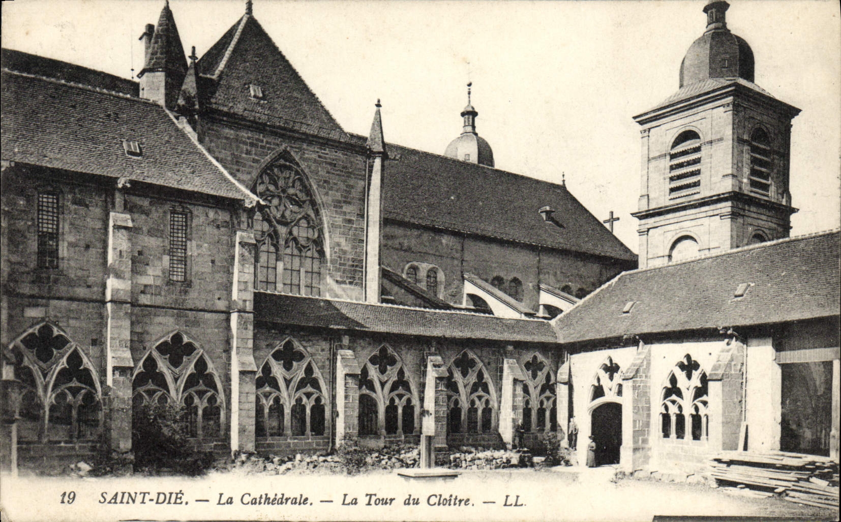 CPA Saint Die La Cathedrale La Tour Du Cloitre
