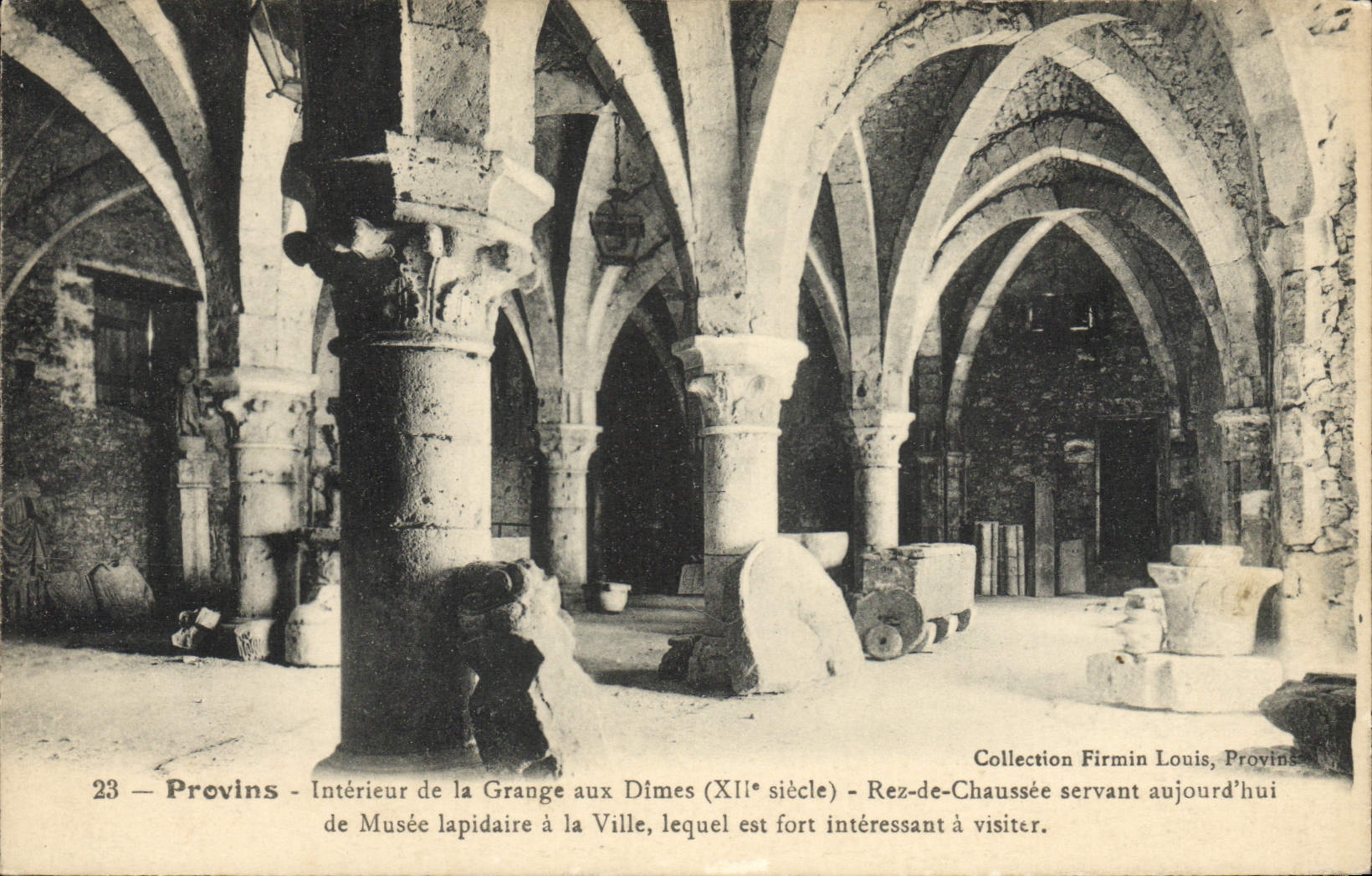 Provins — Intérieur de la Grange aux Dîmes (XIIe siècle) — Rez-de-Chaussée servant aujourd'hui de Musée lapidaire