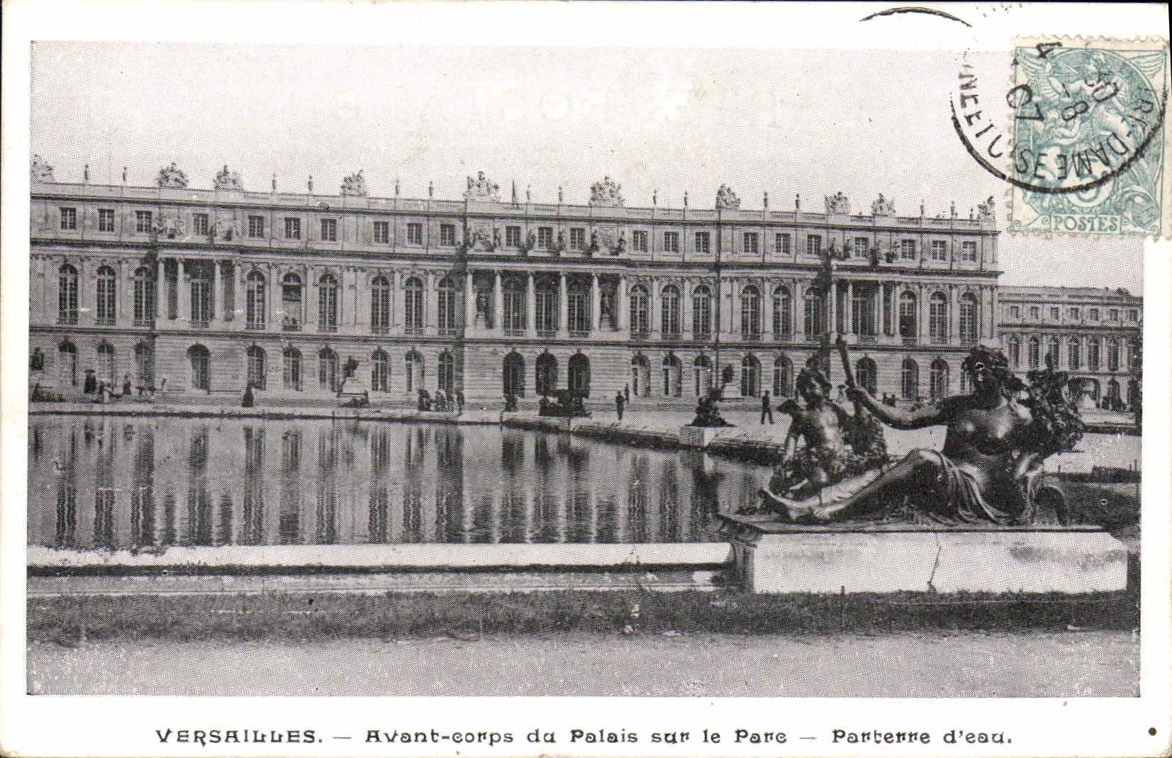 Versailles — Vorderbau des Schlosses über den Park — Wasserparterre