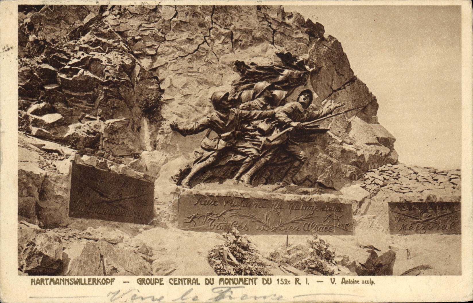 CPA Harmannswillerkpf Groupe central du monument du 152eme RI Militaria