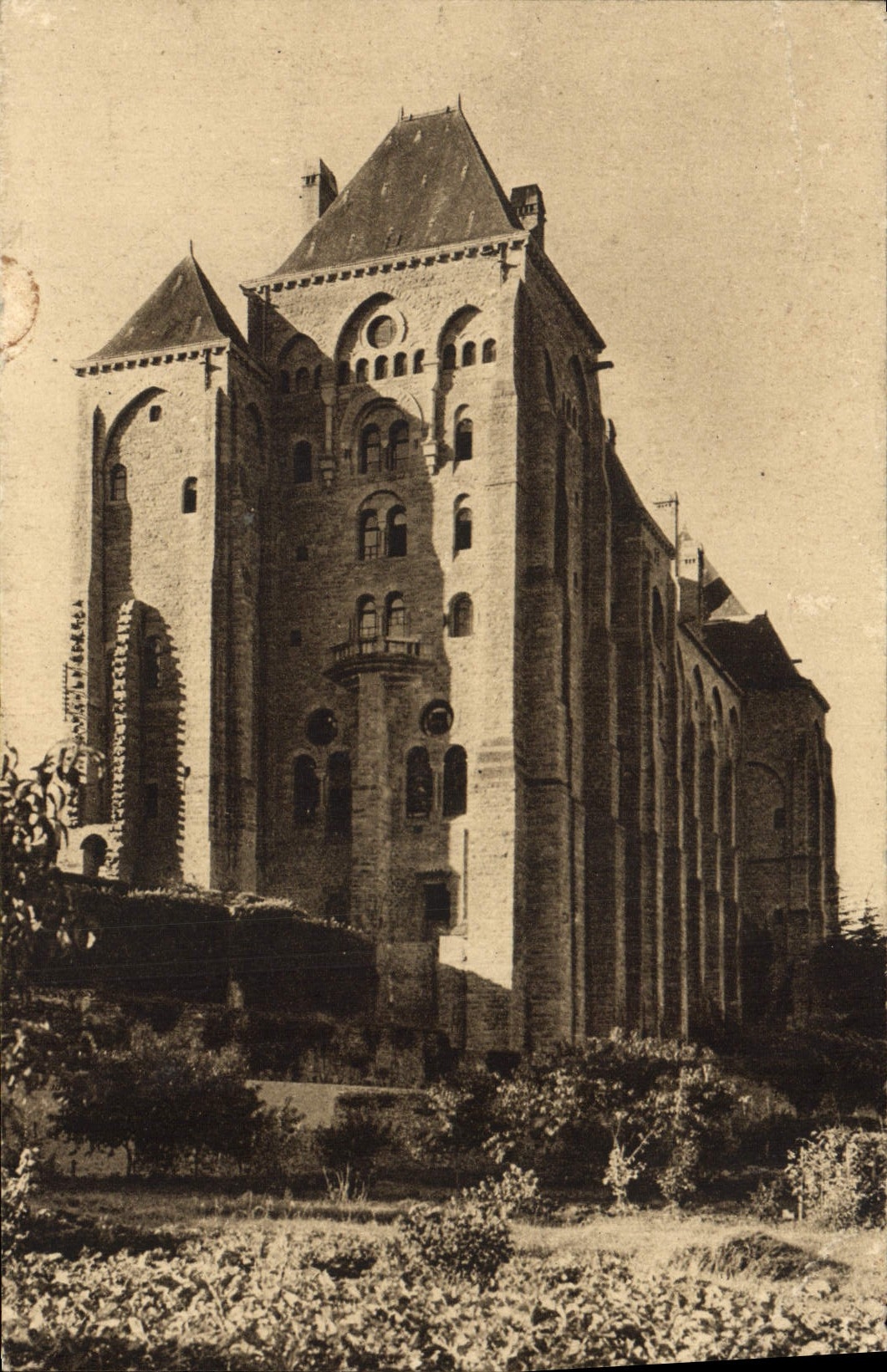 CPA La facade Est de I'Abbaye St Pierre De Solesmes