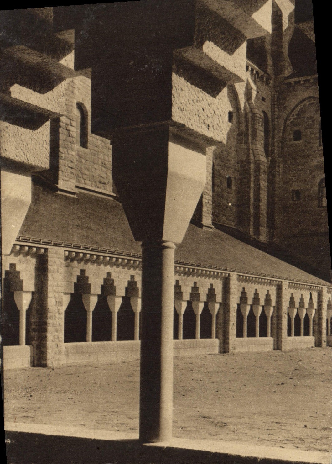 CPA L'Abbaye St Pierre De Solesmes Le nouveau cloitre