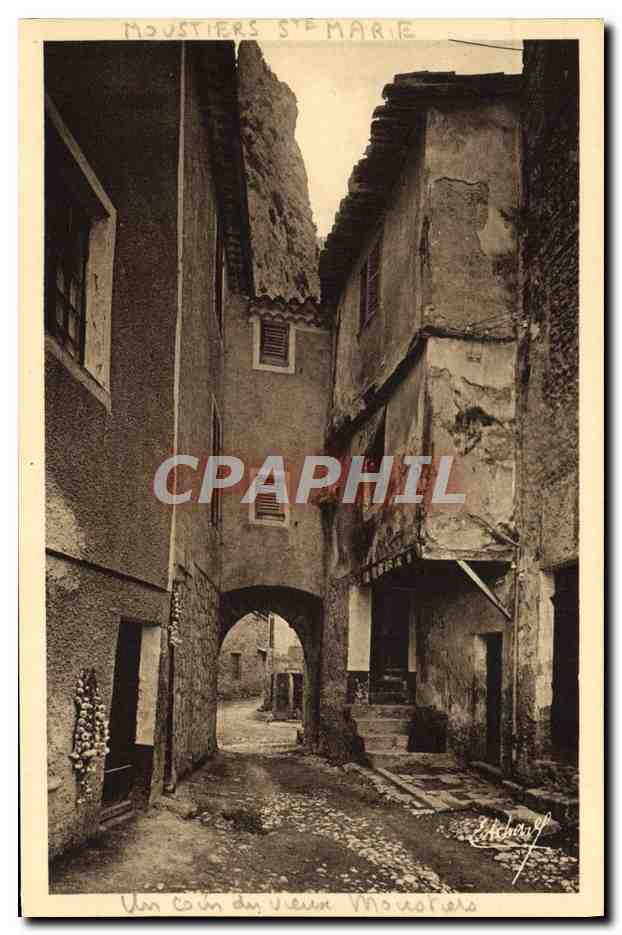 CPA Moustiers Ste Marie Un coin du vieux Moustier