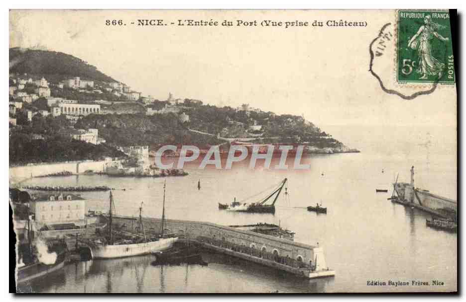 CPA Nice L'Entree du Port Vue prise du chateau Bateaux