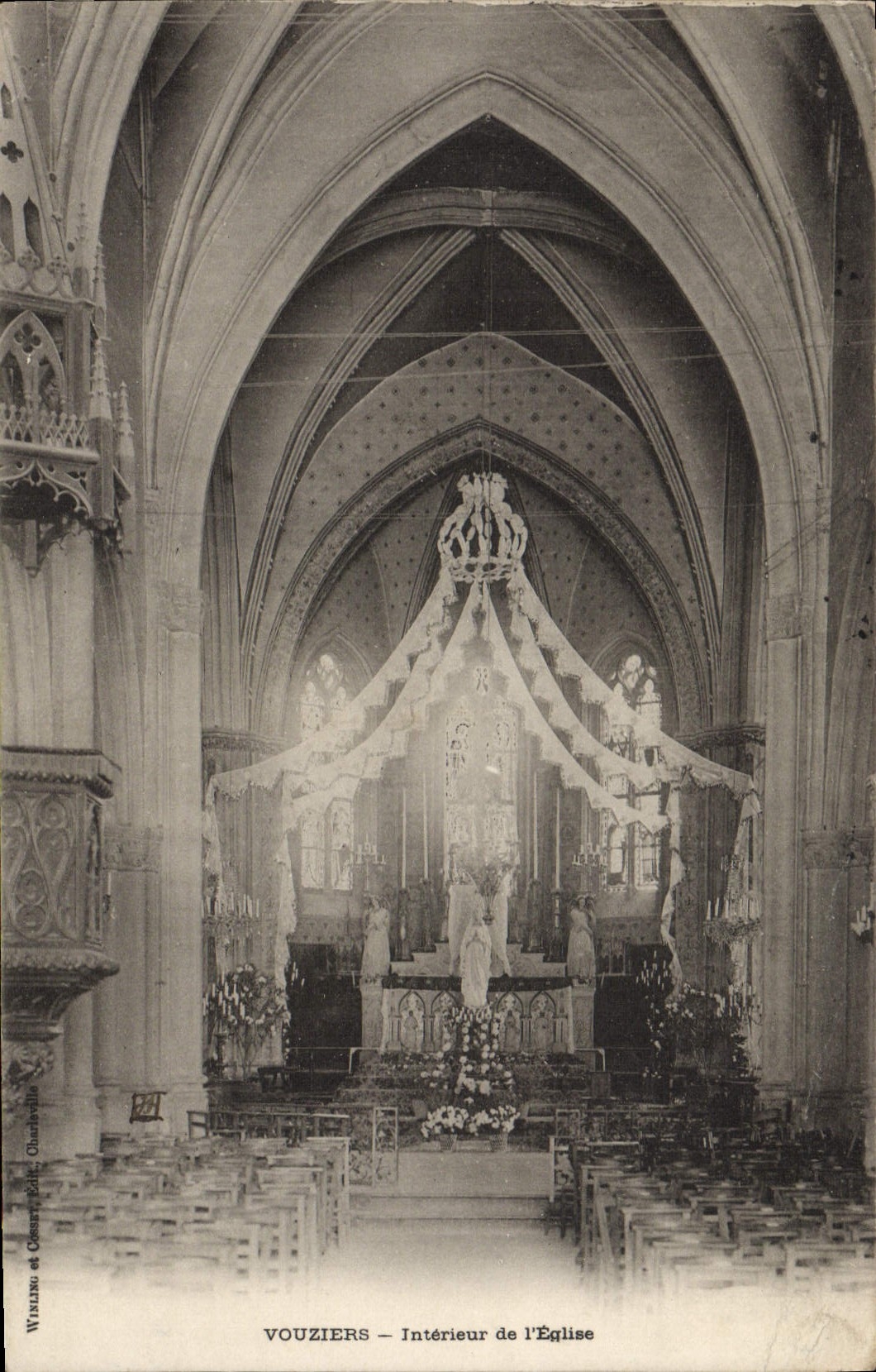 CPA Vouziers Interieur de l'Eglise