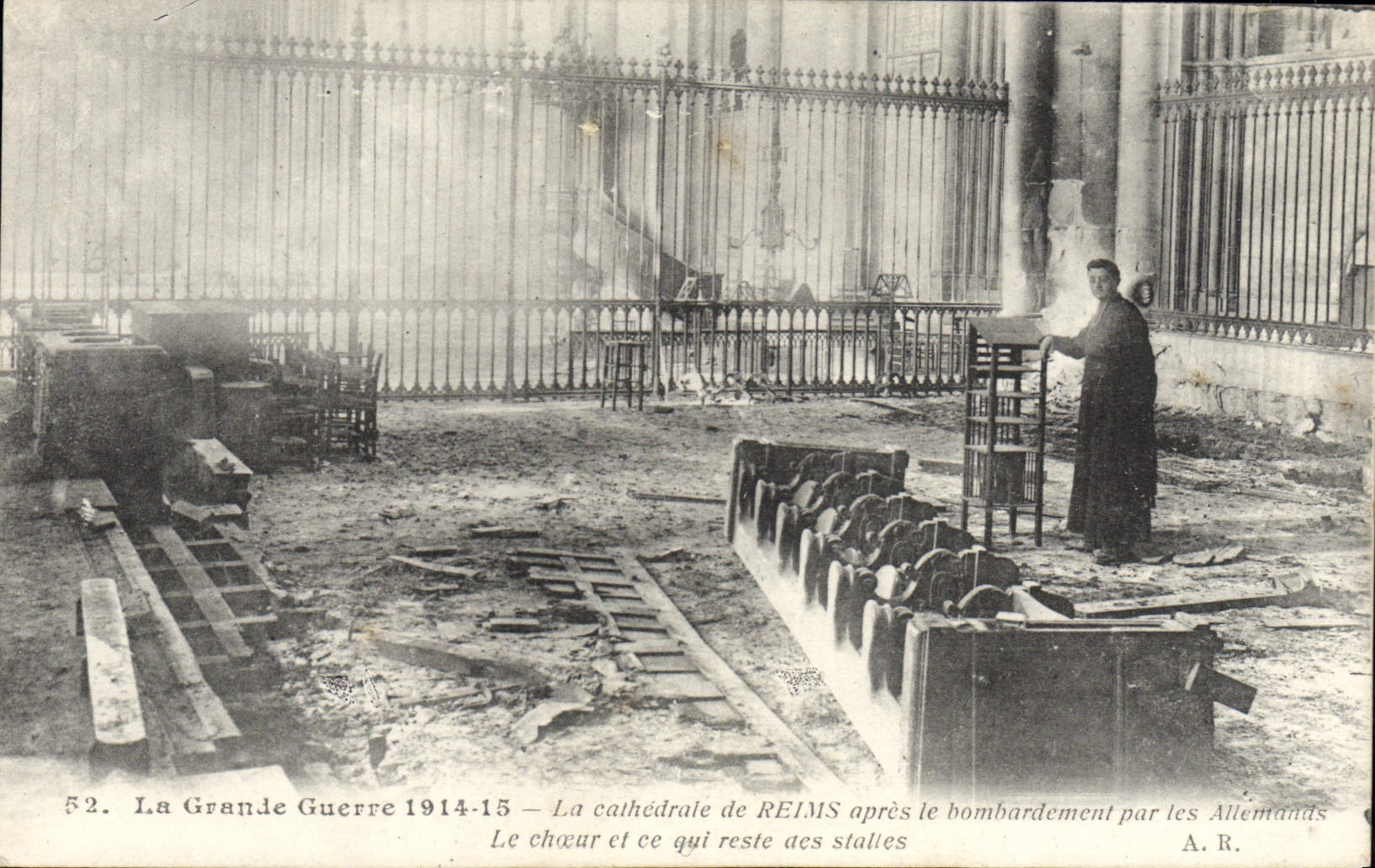 Cathédrale de Reims — Le chœur après le bombardement allemand — A.R. n°52