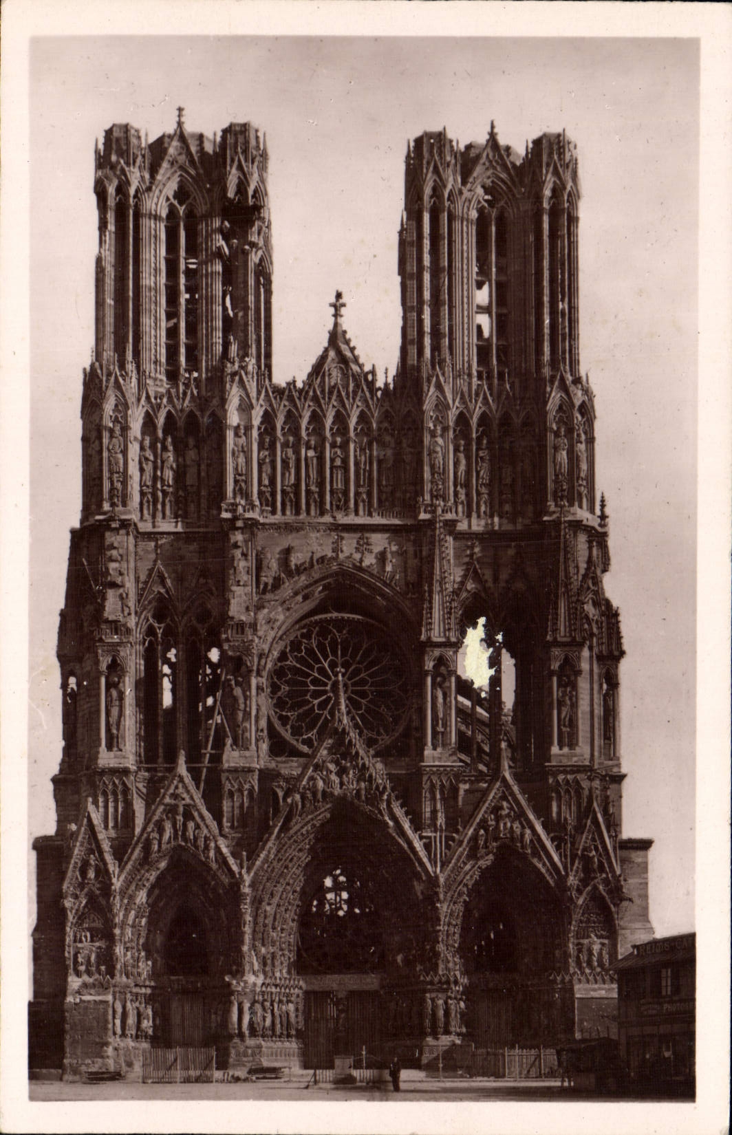 CPA Reims La Cathedrale apres la Guerre La Facade Militaria