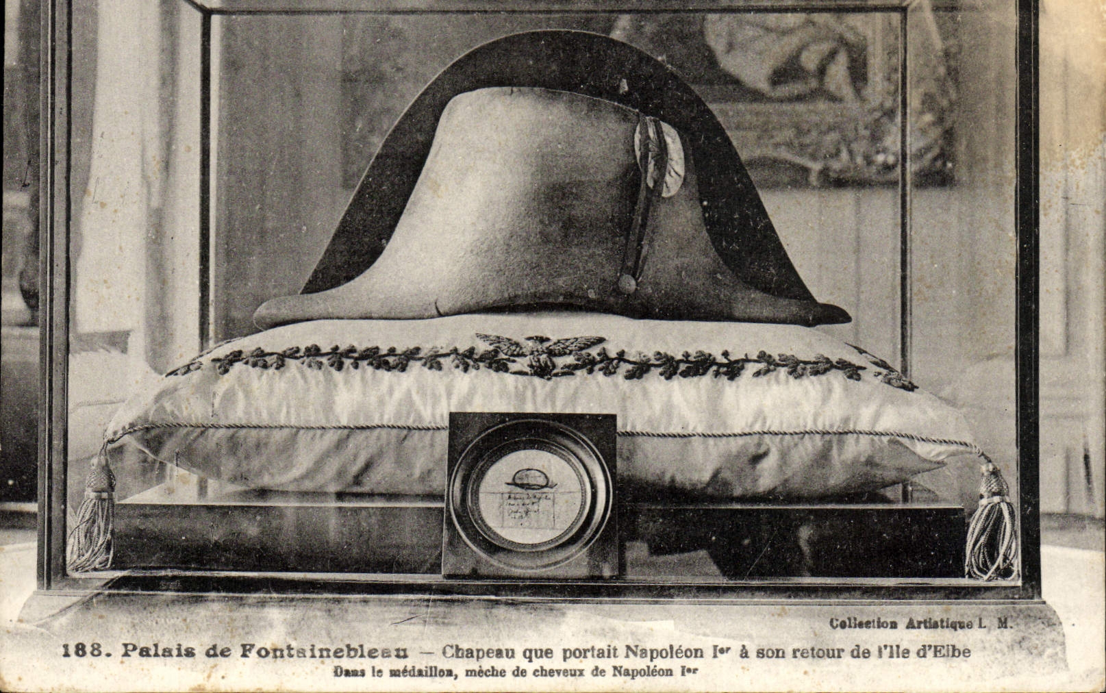 Palais de Fontainebleau — Chapeau que portait Napoléon Ier à son retour de l'Île d'Elbe — mèche de cheveux de Napoléon Ier